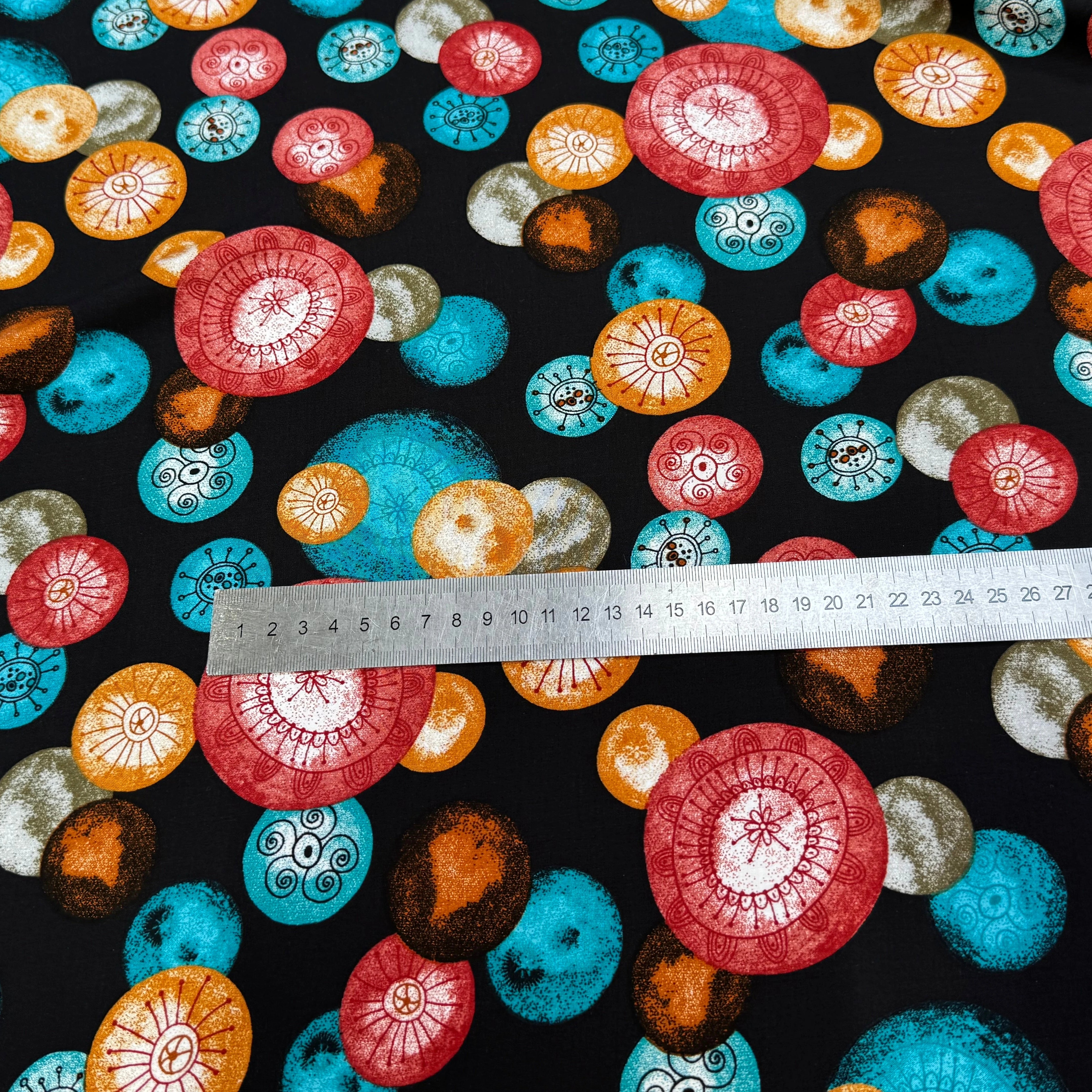 TISSU 100% VISCOSE IMPRIMÉ FOND NOIR MOTIFS CIRCULAIRES - My Little Coupon