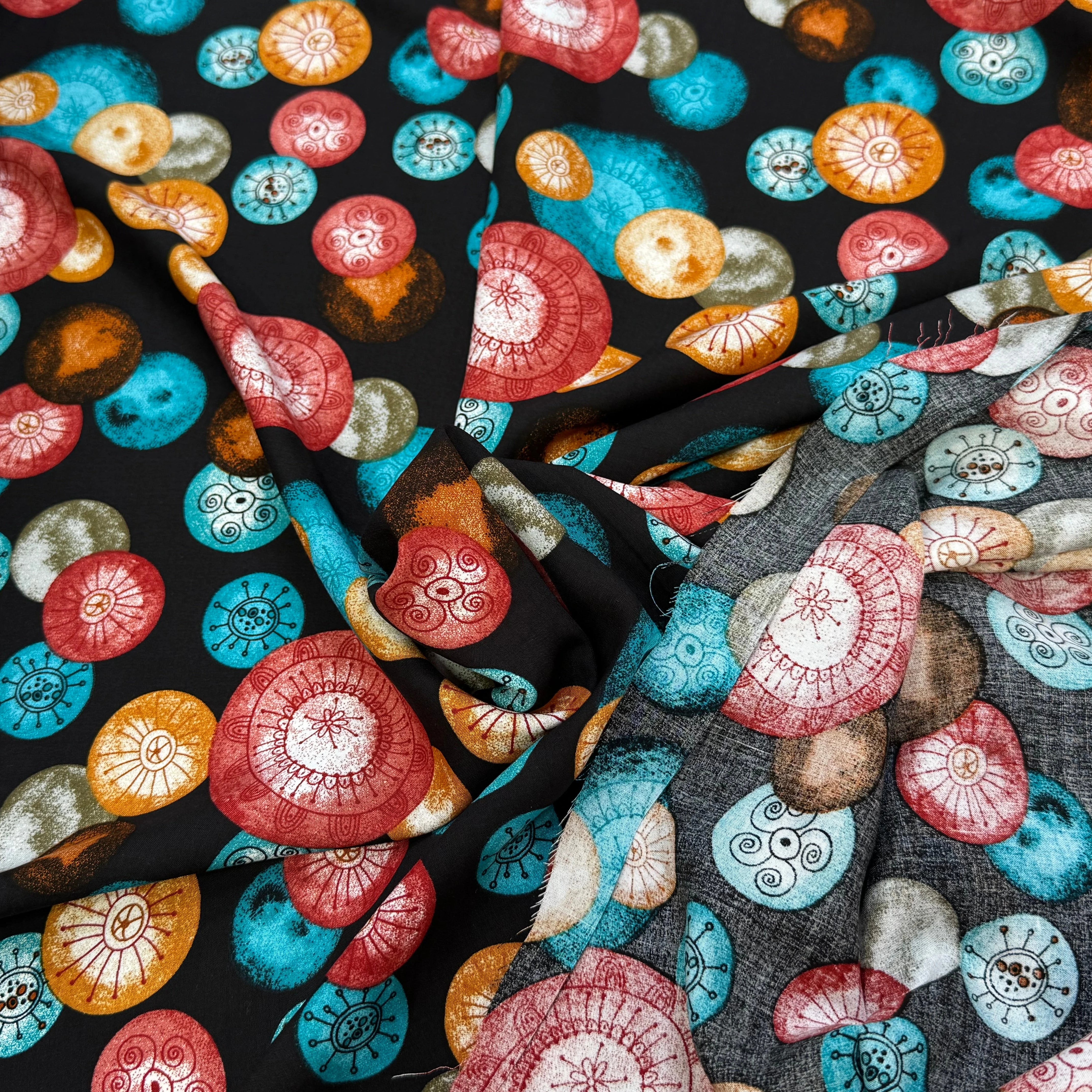 TISSU 100% VISCOSE IMPRIMÉ FOND NOIR MOTIFS CIRCULAIRES - My Little Coupon