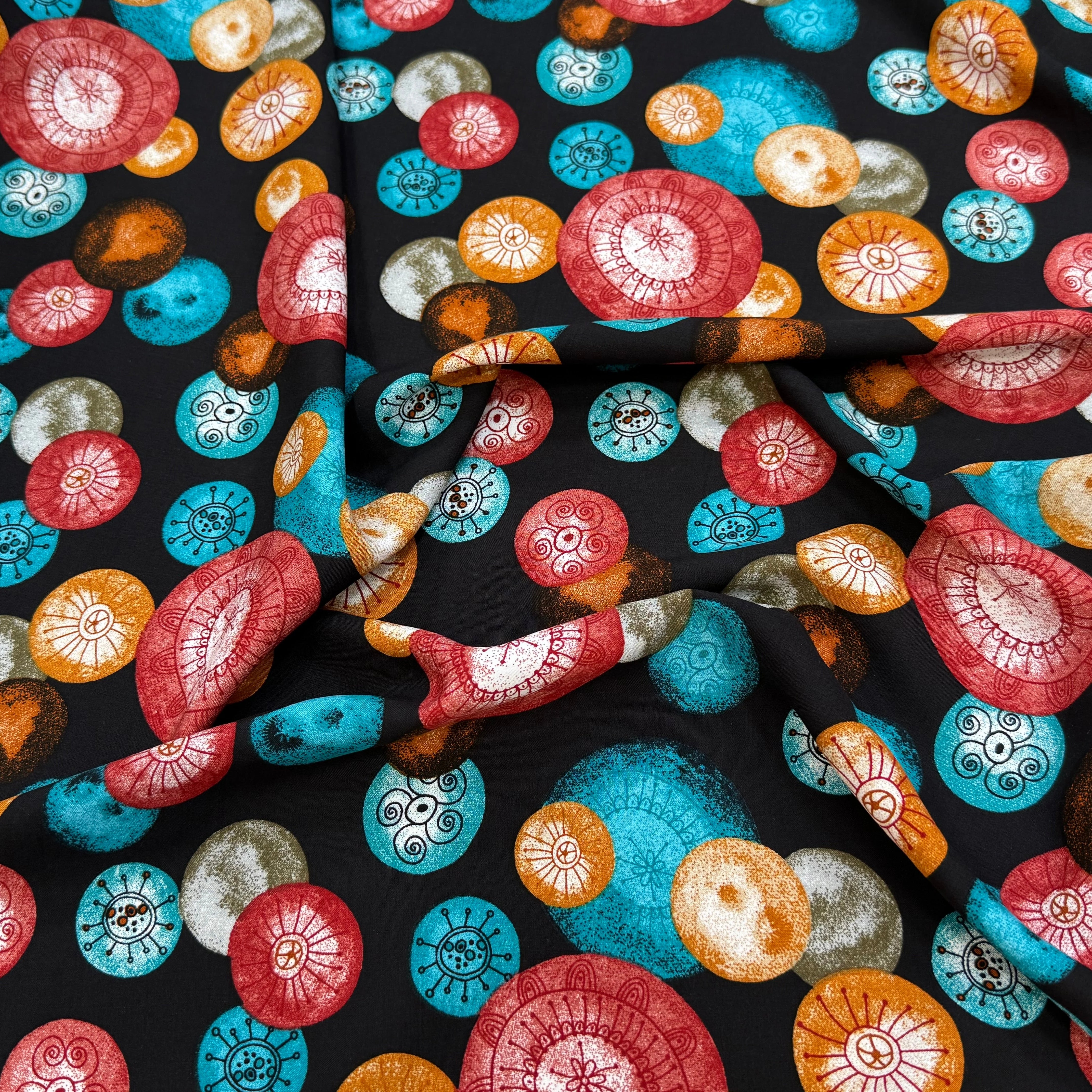 TISSU 100% VISCOSE IMPRIMÉ FOND NOIR MOTIFS CIRCULAIRES - My Little Coupon
