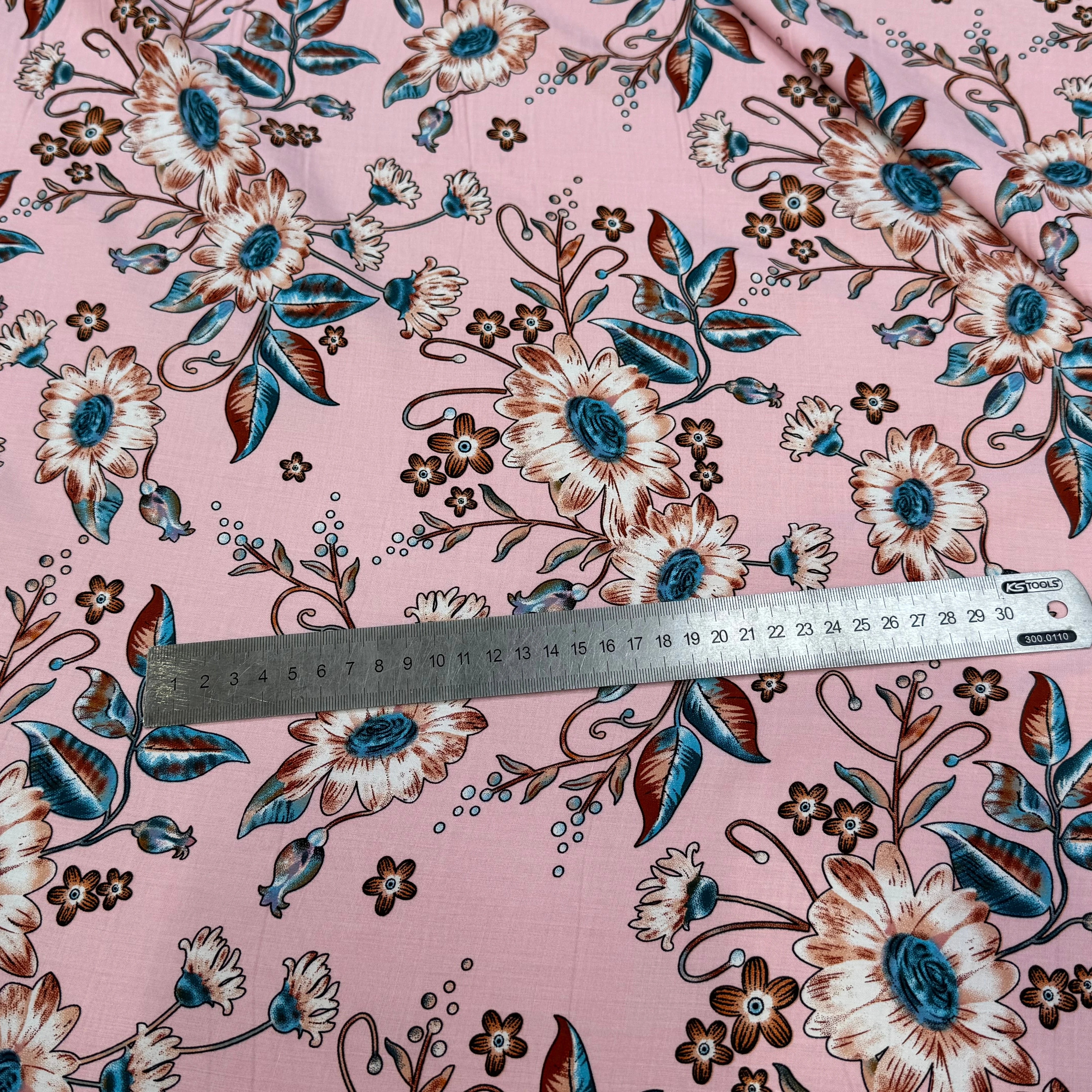 TISSU 100% VISCOSE IMPRIMÉ FOND ROSE - My Little Coupon