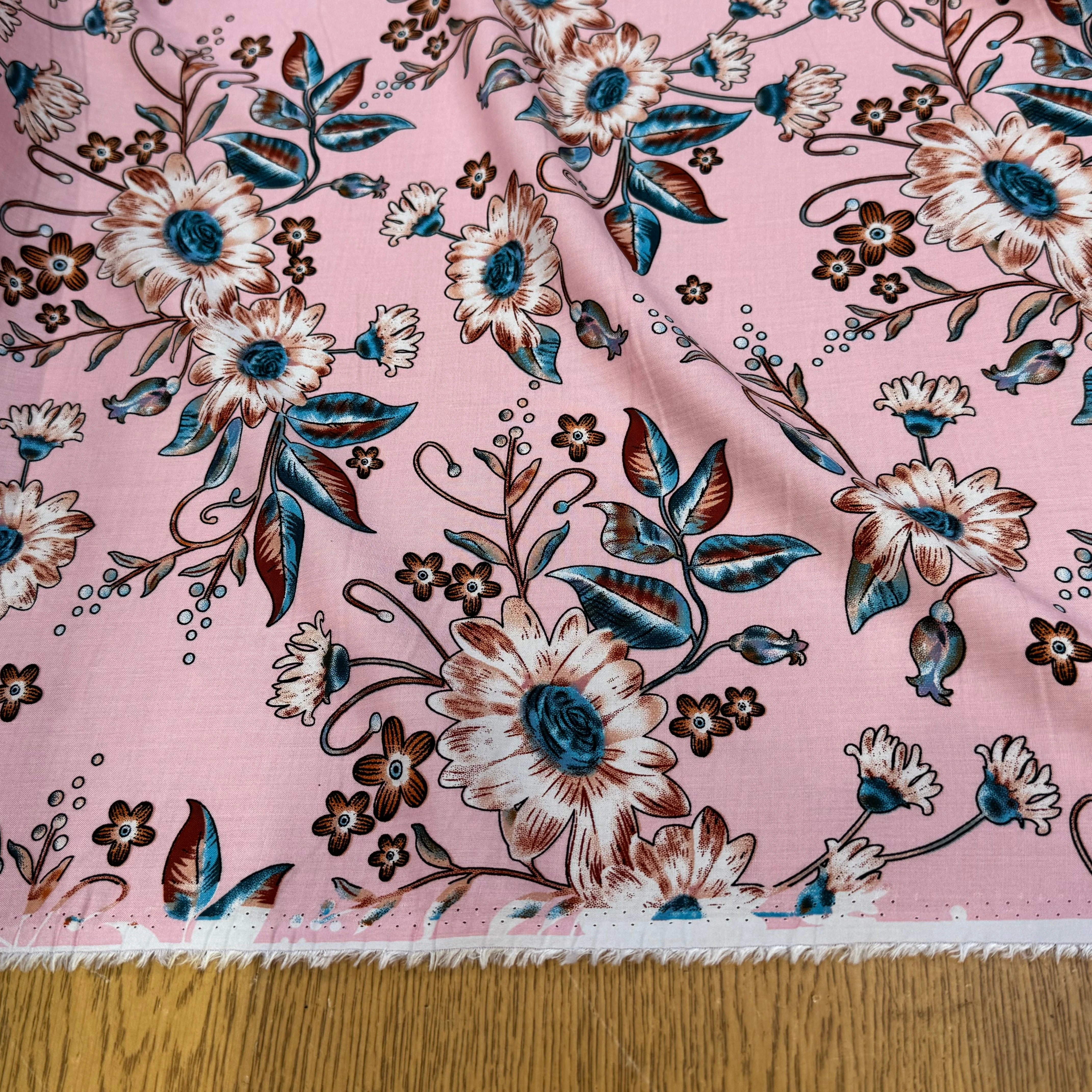 TISSU 100% VISCOSE IMPRIMÉ FOND ROSE - My Little Coupon