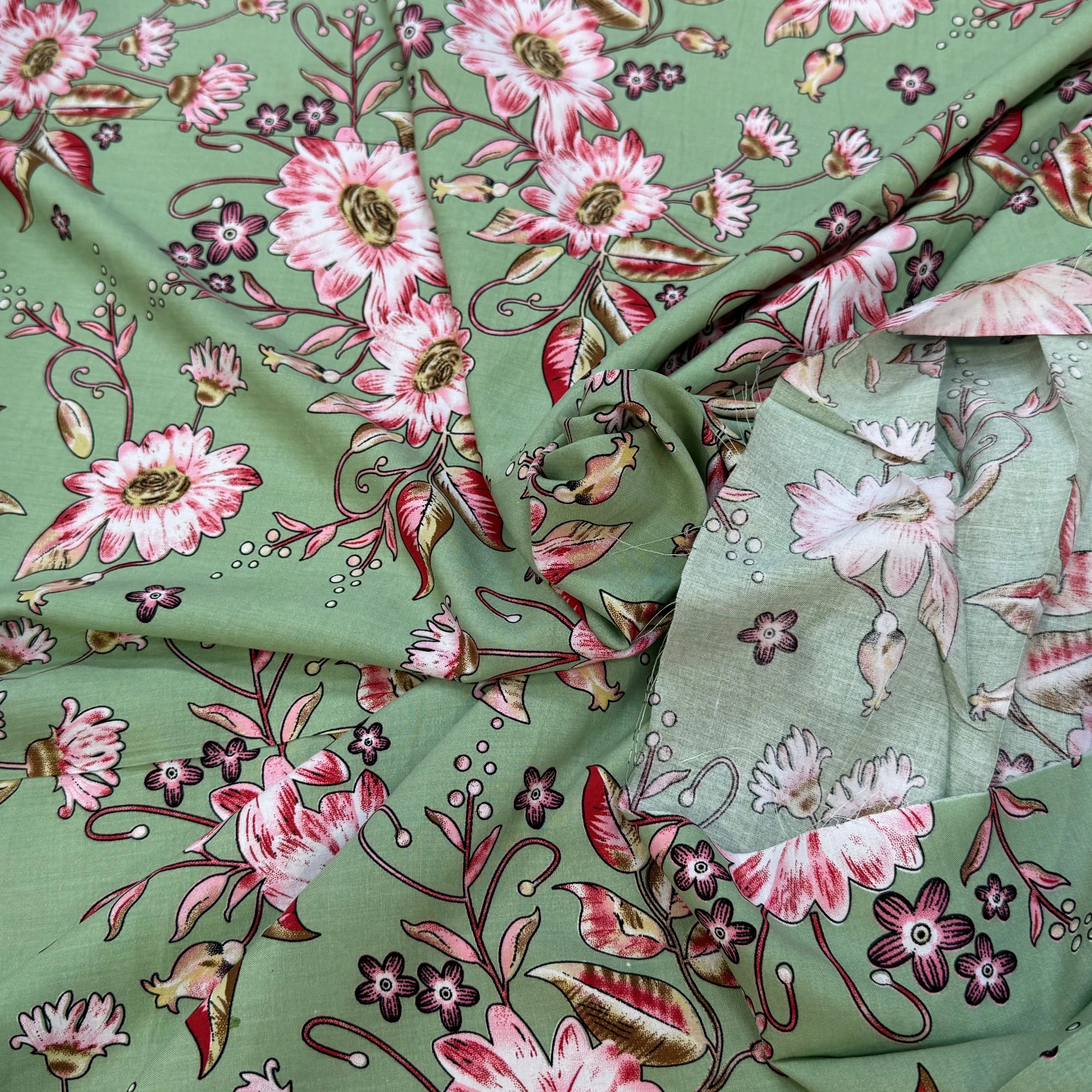 TISSU 100% VISCOSE IMPRIMÉ FOND VERT KAKI - My Little Coupon