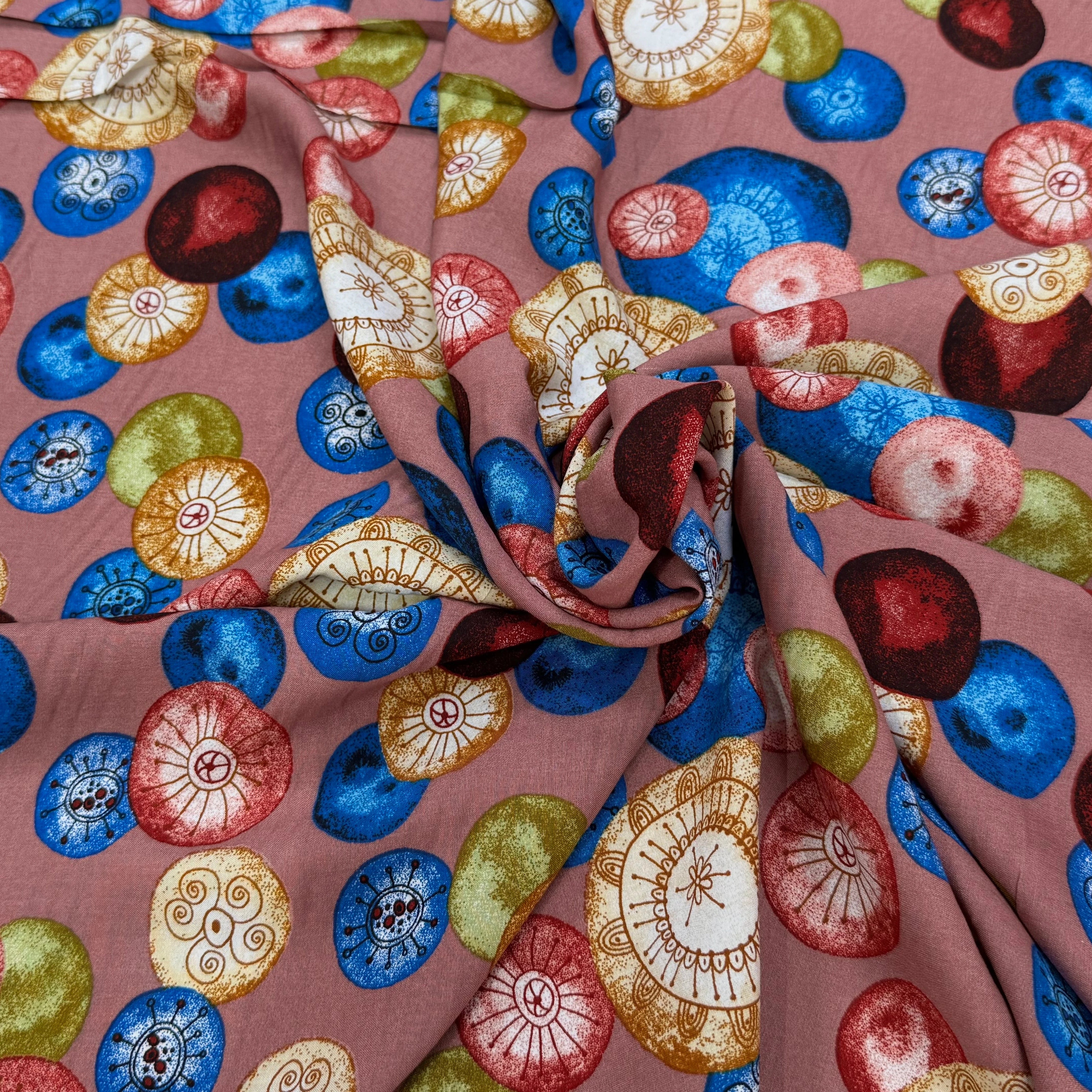 TISSU 100% VISCOSE IMPRIMÉ FOND VIEUX ROSE MOTIFS CIRCULAIRES - My Little Coupon