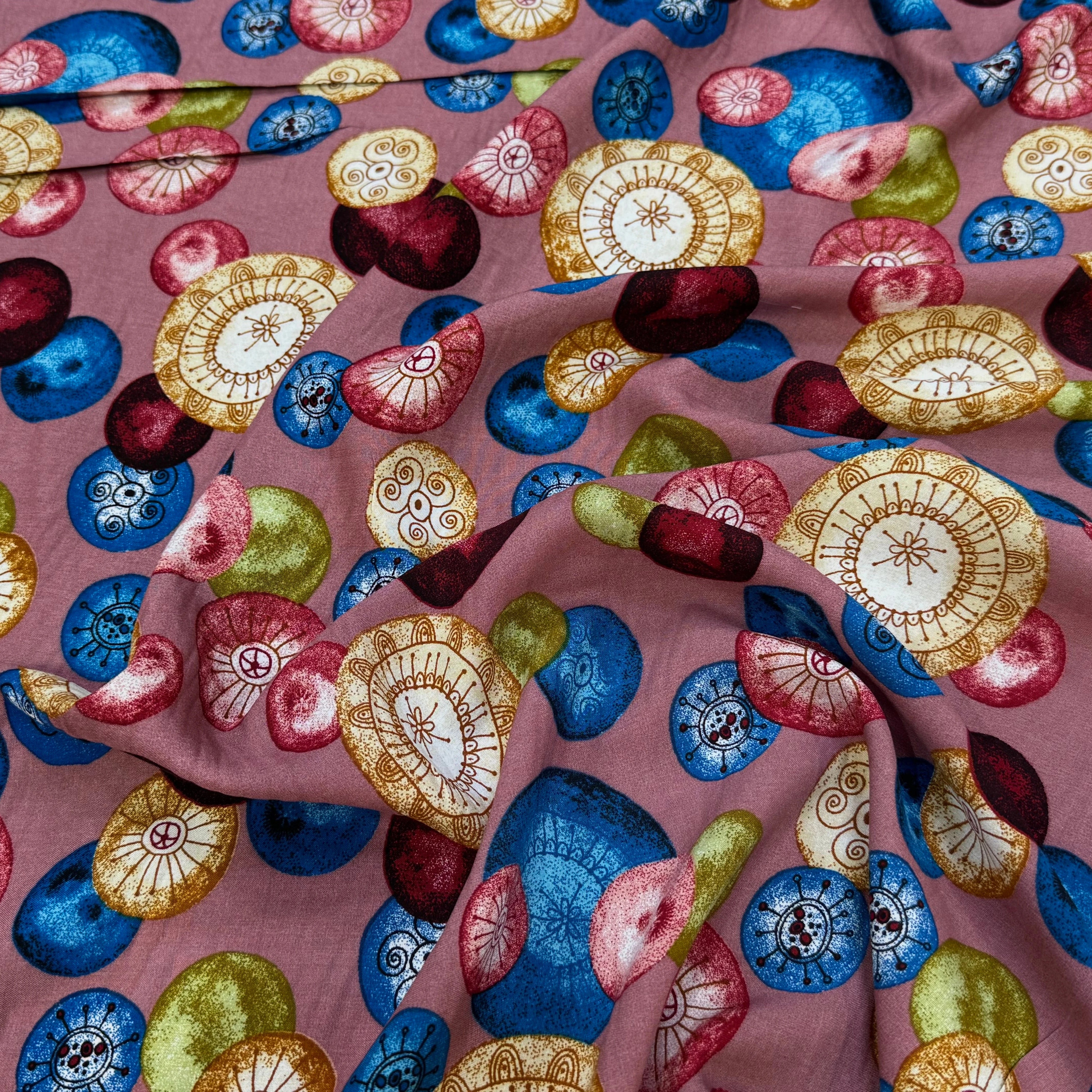 TISSU 100% VISCOSE IMPRIMÉ FOND VIEUX ROSE MOTIFS CIRCULAIRES - My Little Coupon