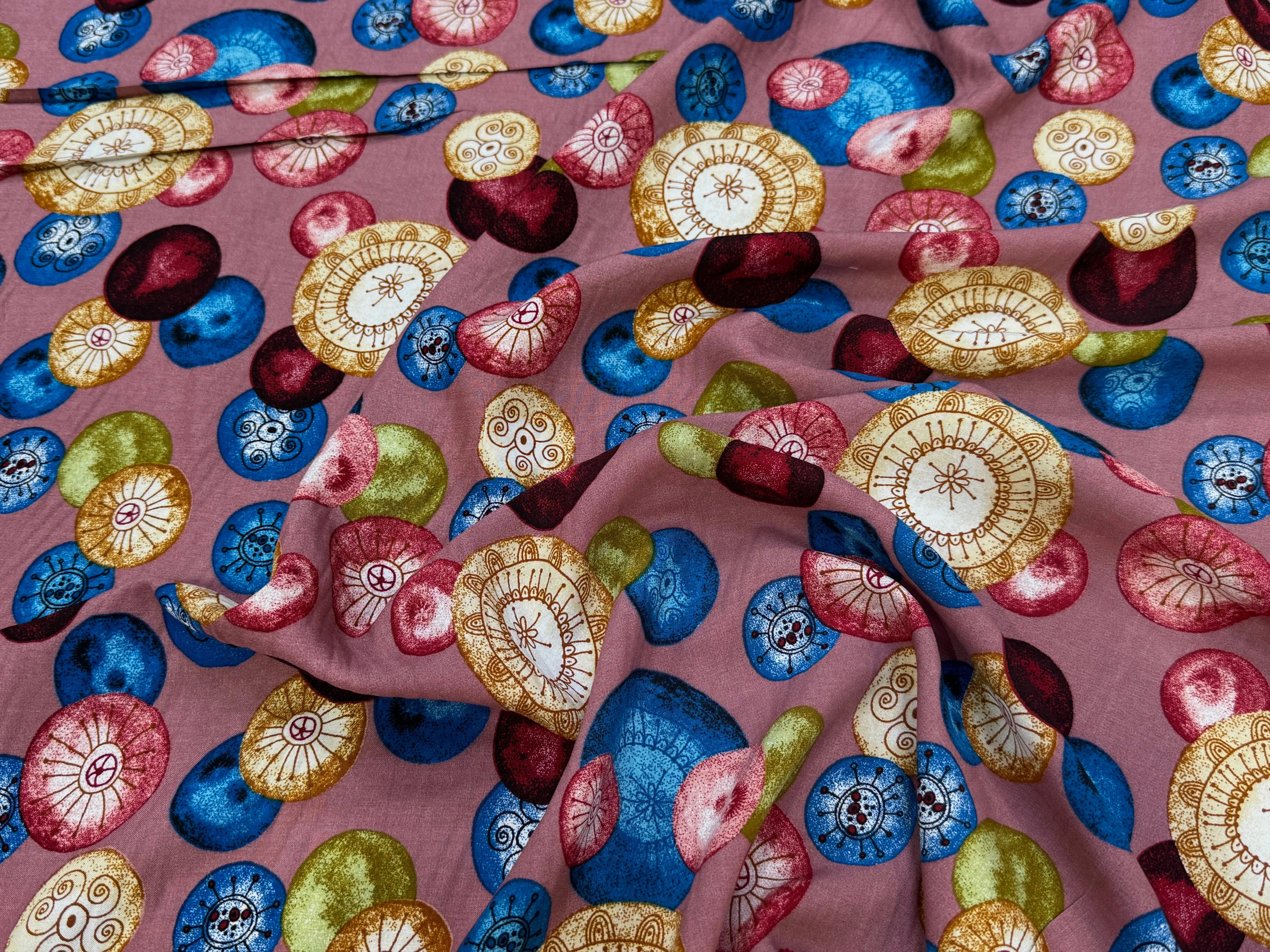 TISSU 100% VISCOSE IMPRIMÉ FOND VIEUX ROSE MOTIFS CIRCULAIRES - My Little Coupon