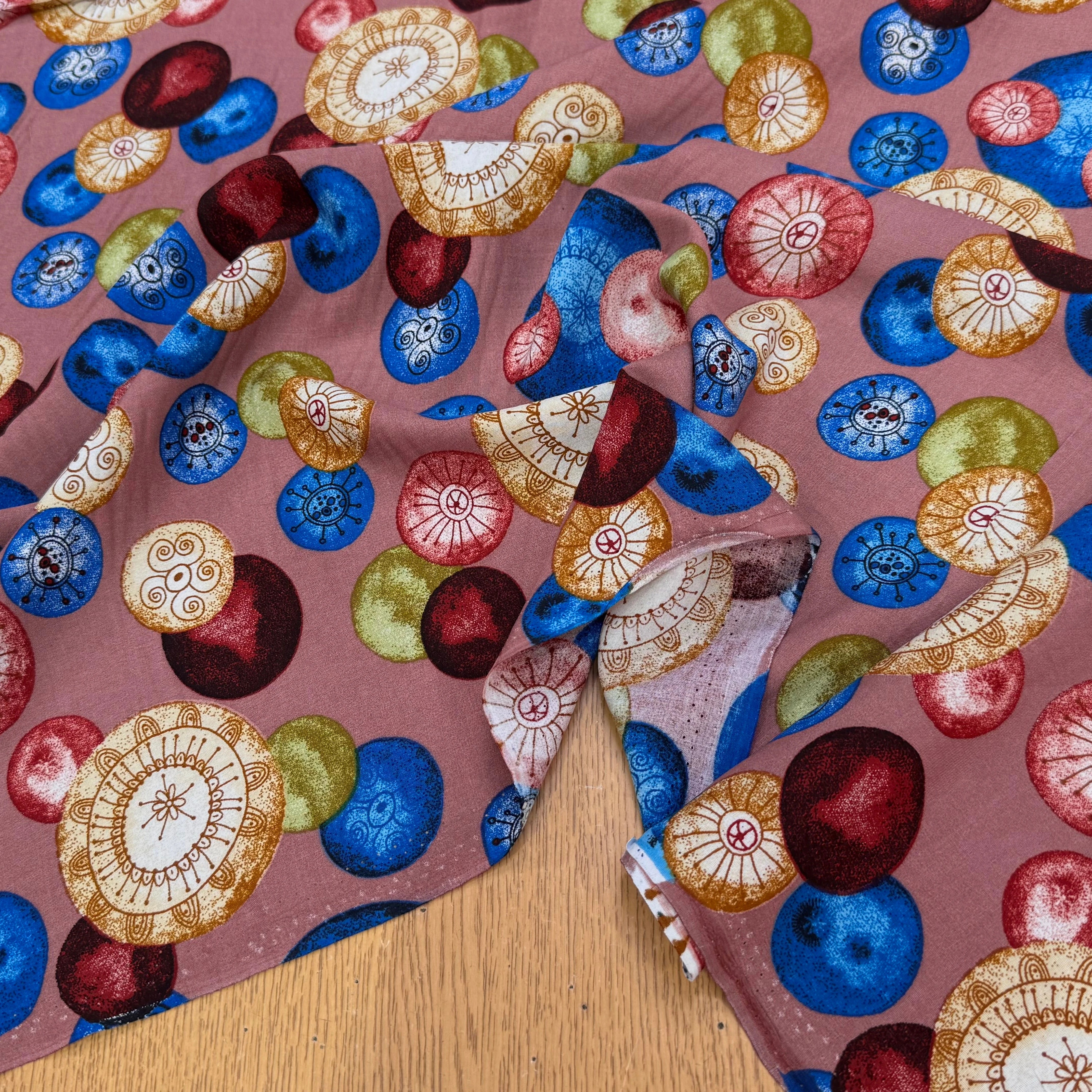 TISSU 100% VISCOSE IMPRIMÉ FOND VIEUX ROSE MOTIFS CIRCULAIRES - My Little Coupon