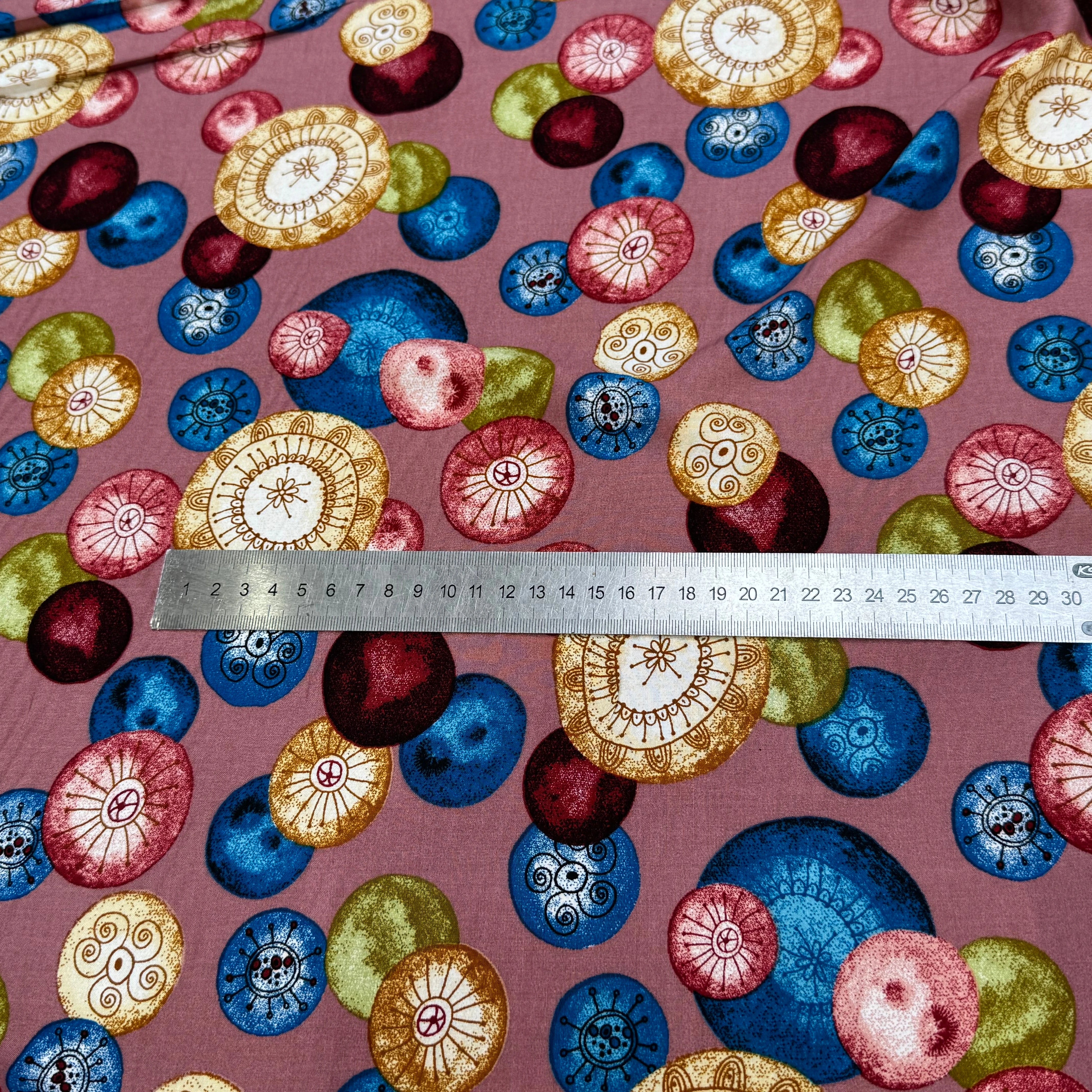TISSU 100% VISCOSE IMPRIMÉ FOND VIEUX ROSE MOTIFS CIRCULAIRES - My Little Coupon