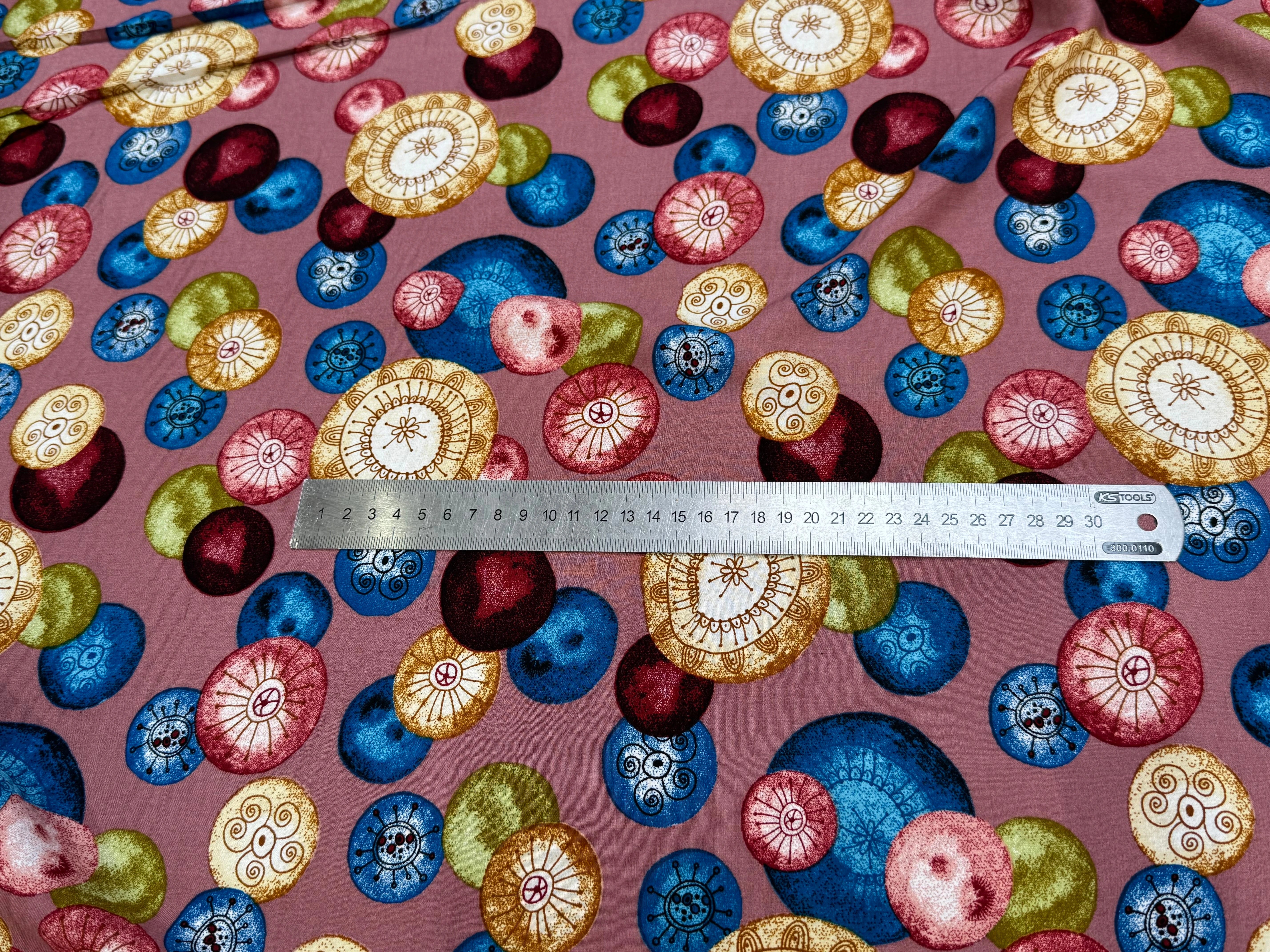 TISSU 100% VISCOSE IMPRIMÉ FOND VIEUX ROSE MOTIFS CIRCULAIRES - My Little Coupon