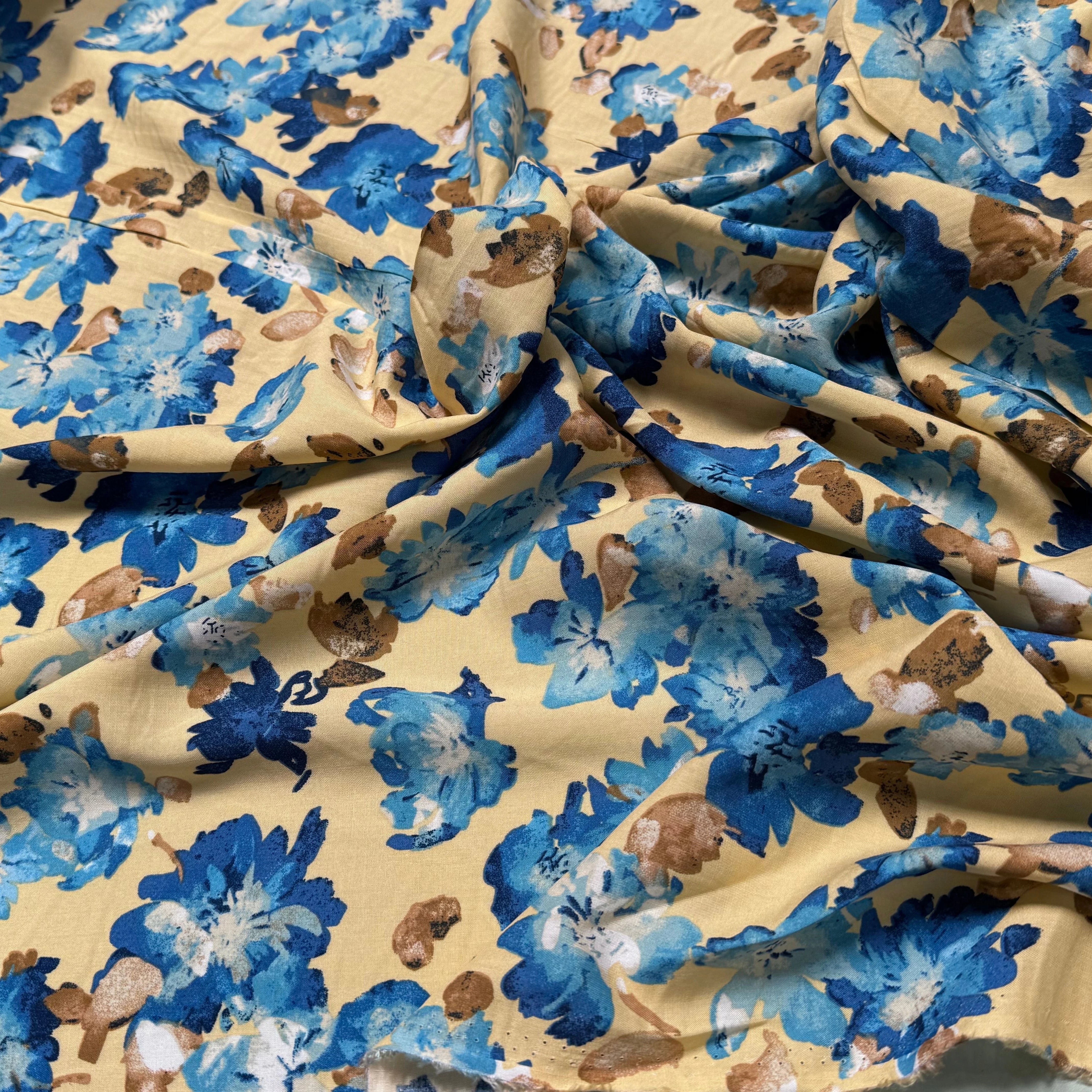 TISSU 100% VISCOSE IMPRIMÉ GROSSES BASES DE FLEURS FOND CAMEL - My Little Coupon