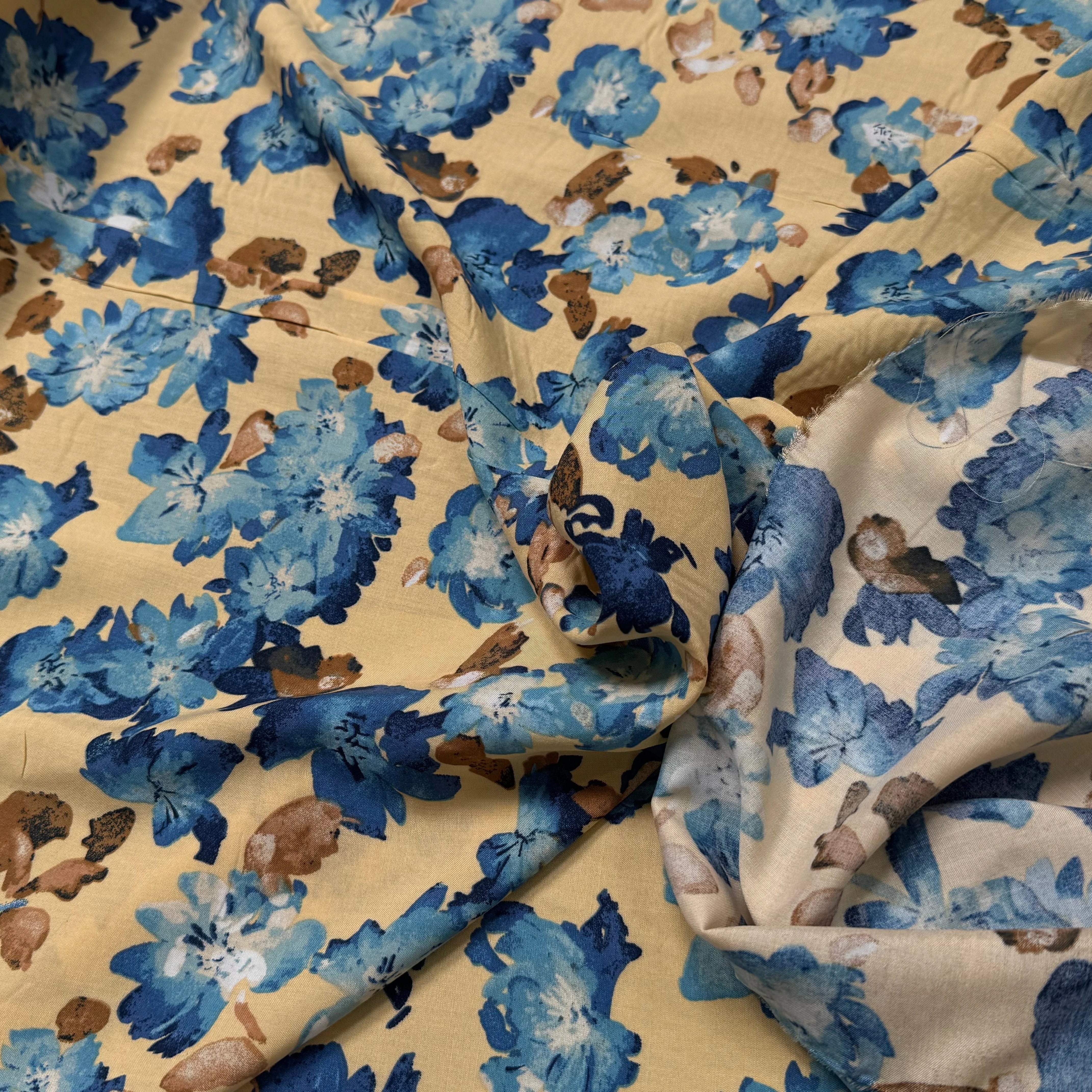 TISSU 100% VISCOSE IMPRIMÉ GROSSES BASES DE FLEURS FOND CAMEL - My Little Coupon