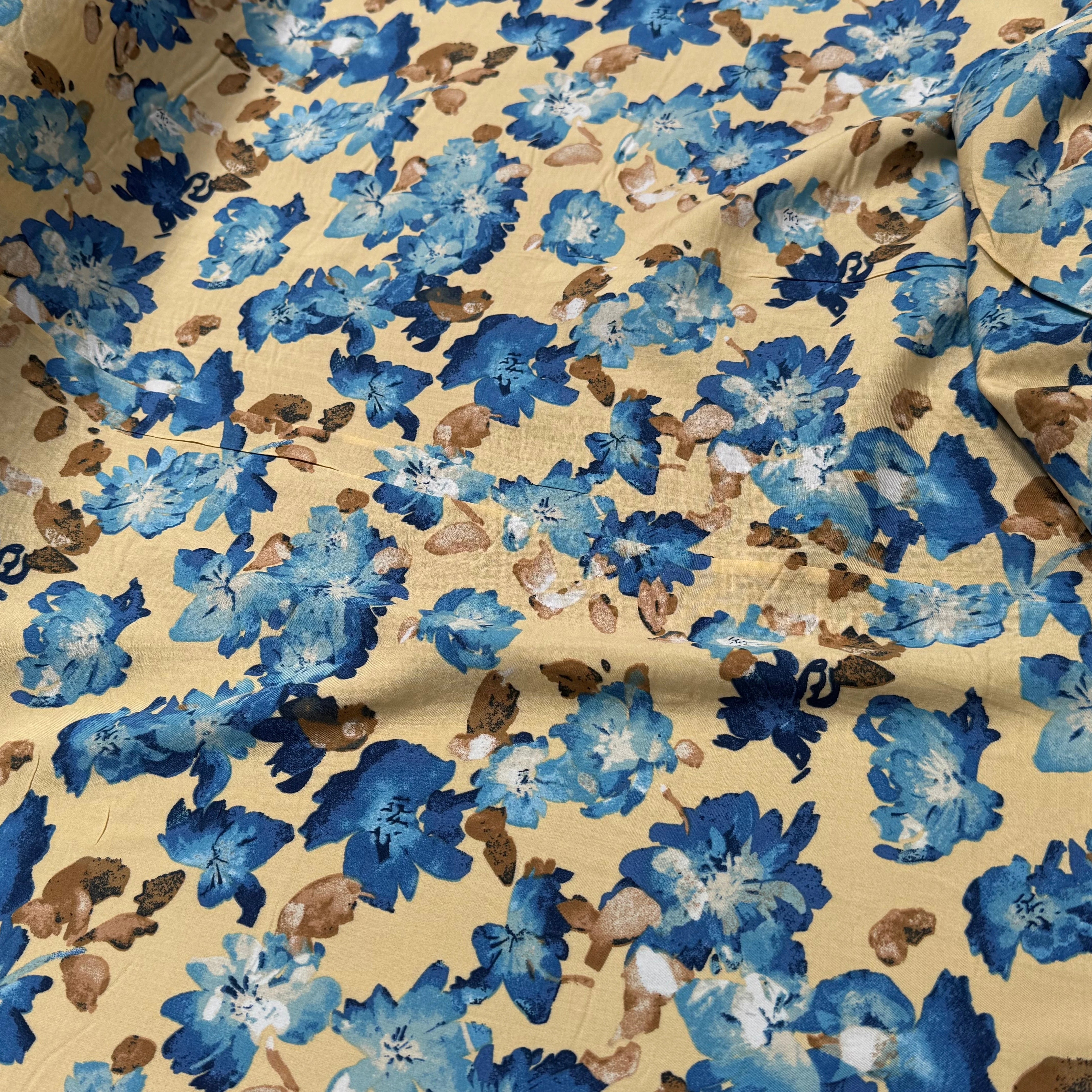 TISSU 100% VISCOSE IMPRIMÉ GROSSES BASES DE FLEURS FOND CAMEL - My Little Coupon