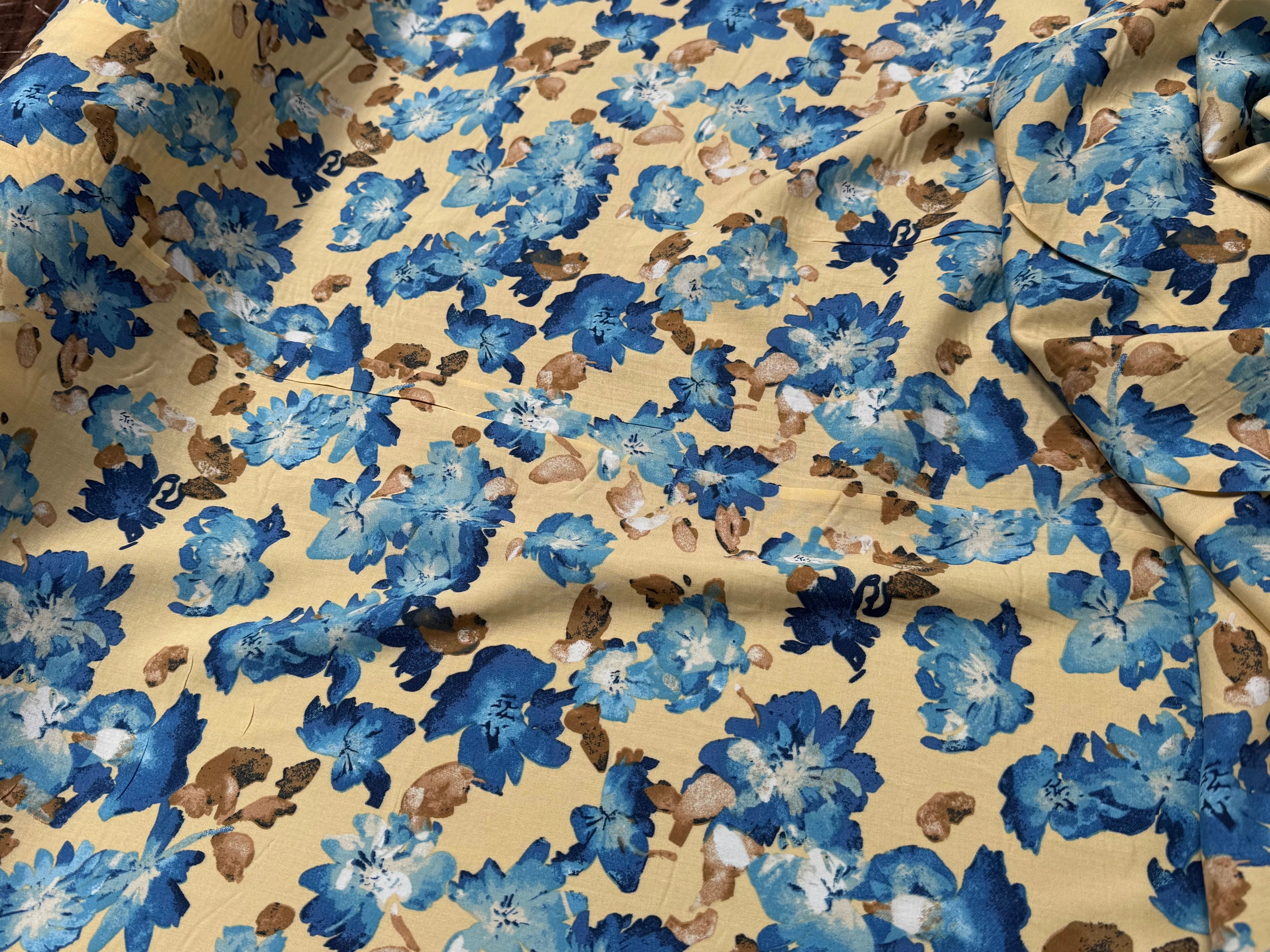 TISSU 100% VISCOSE IMPRIMÉ GROSSES BASES DE FLEURS FOND CAMEL - My Little Coupon