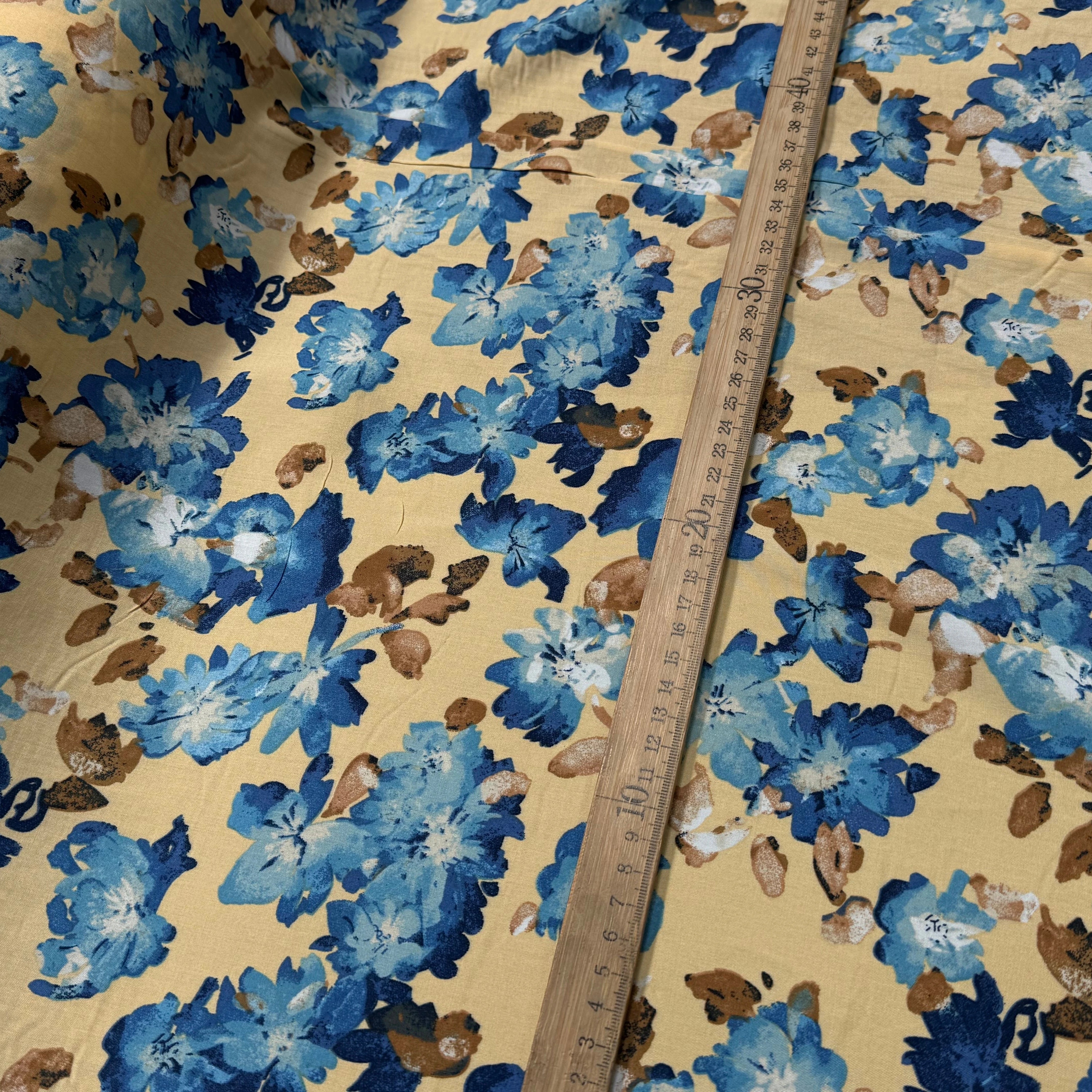 TISSU 100% VISCOSE IMPRIMÉ GROSSES BASES DE FLEURS FOND CAMEL - My Little Coupon