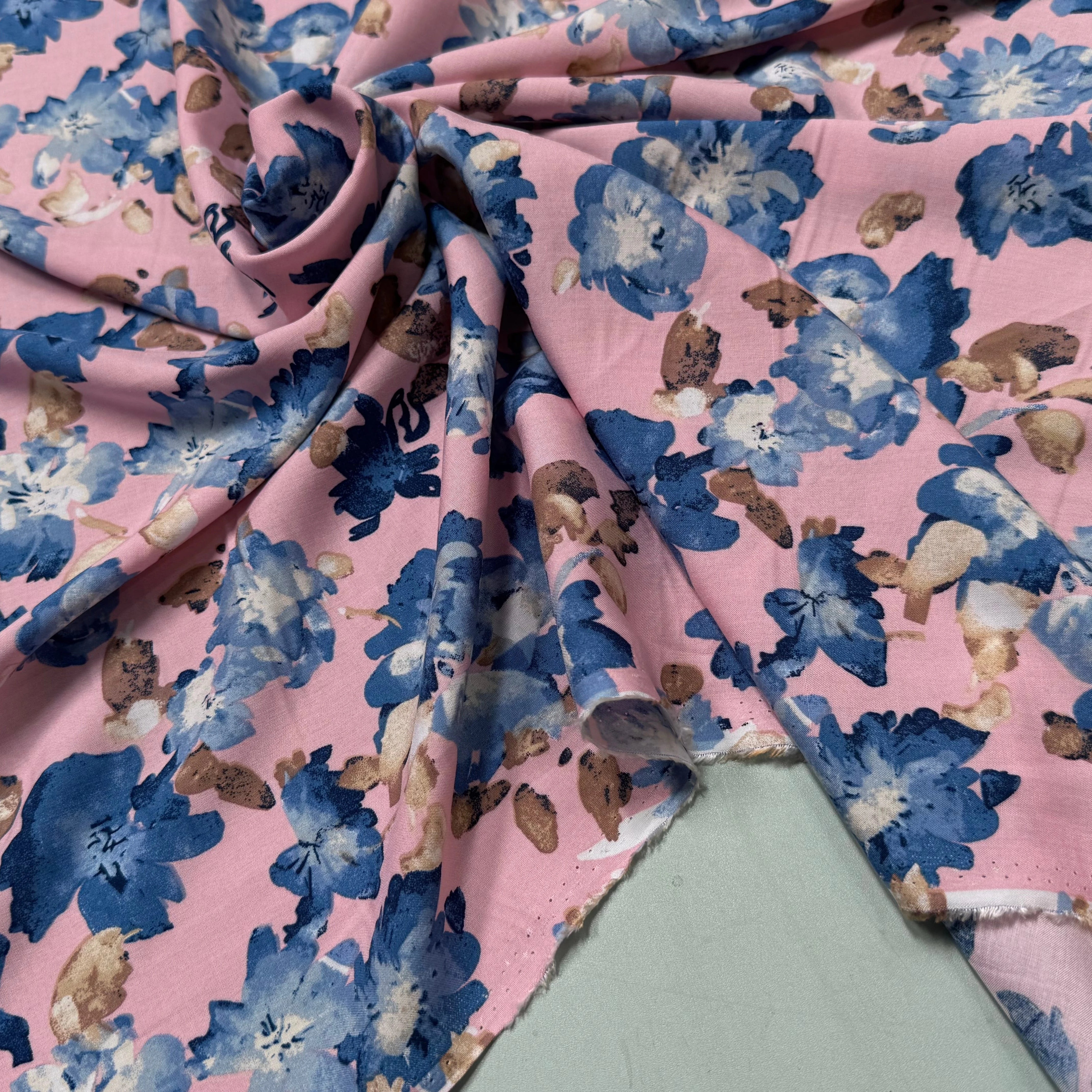 TISSU 100% VISCOSE IMPRIMÉ GROSSES BASES DE FLEURS FOND ROSE - My Little Coupon