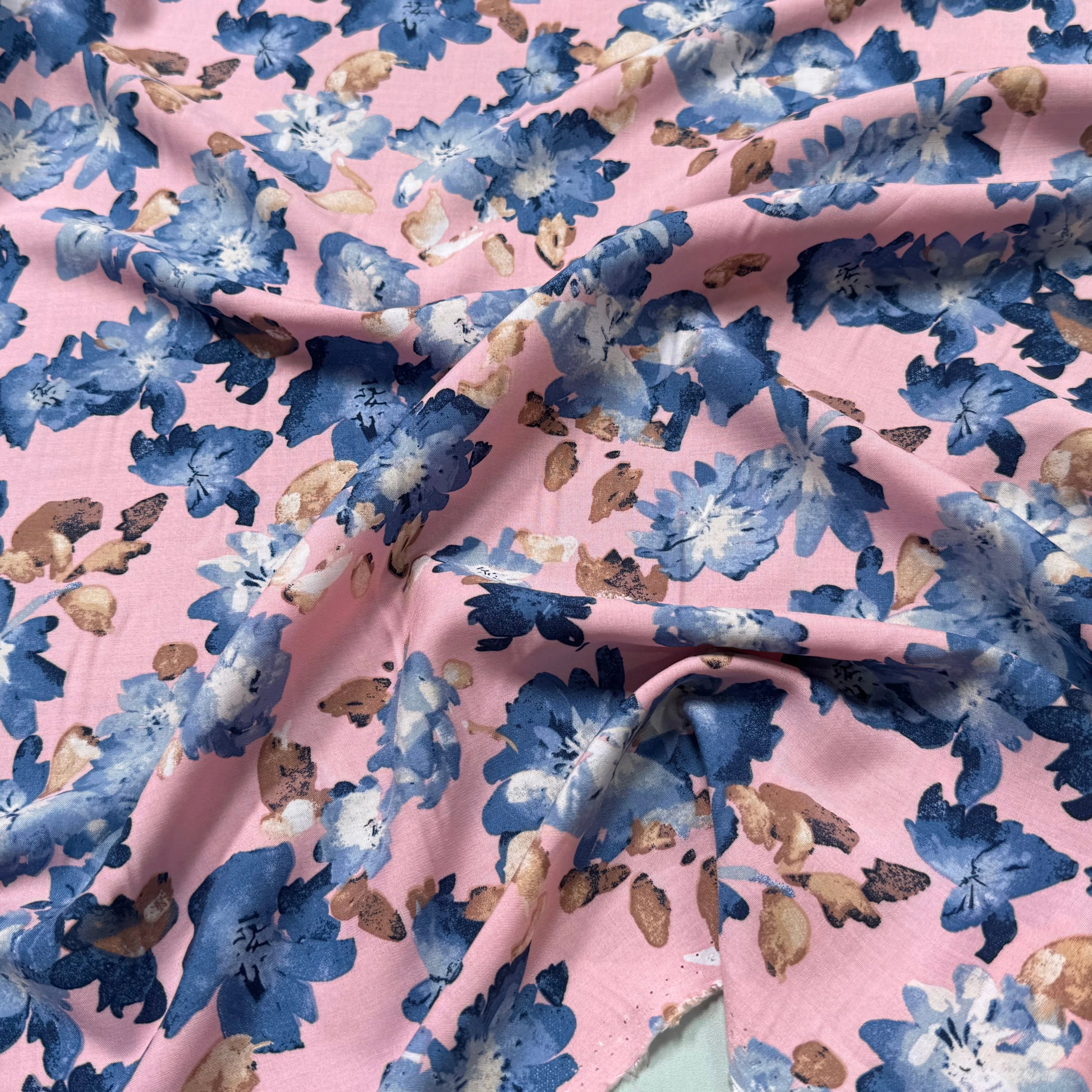 TISSU 100% VISCOSE IMPRIMÉ GROSSES BASES DE FLEURS FOND ROSE - My Little Coupon