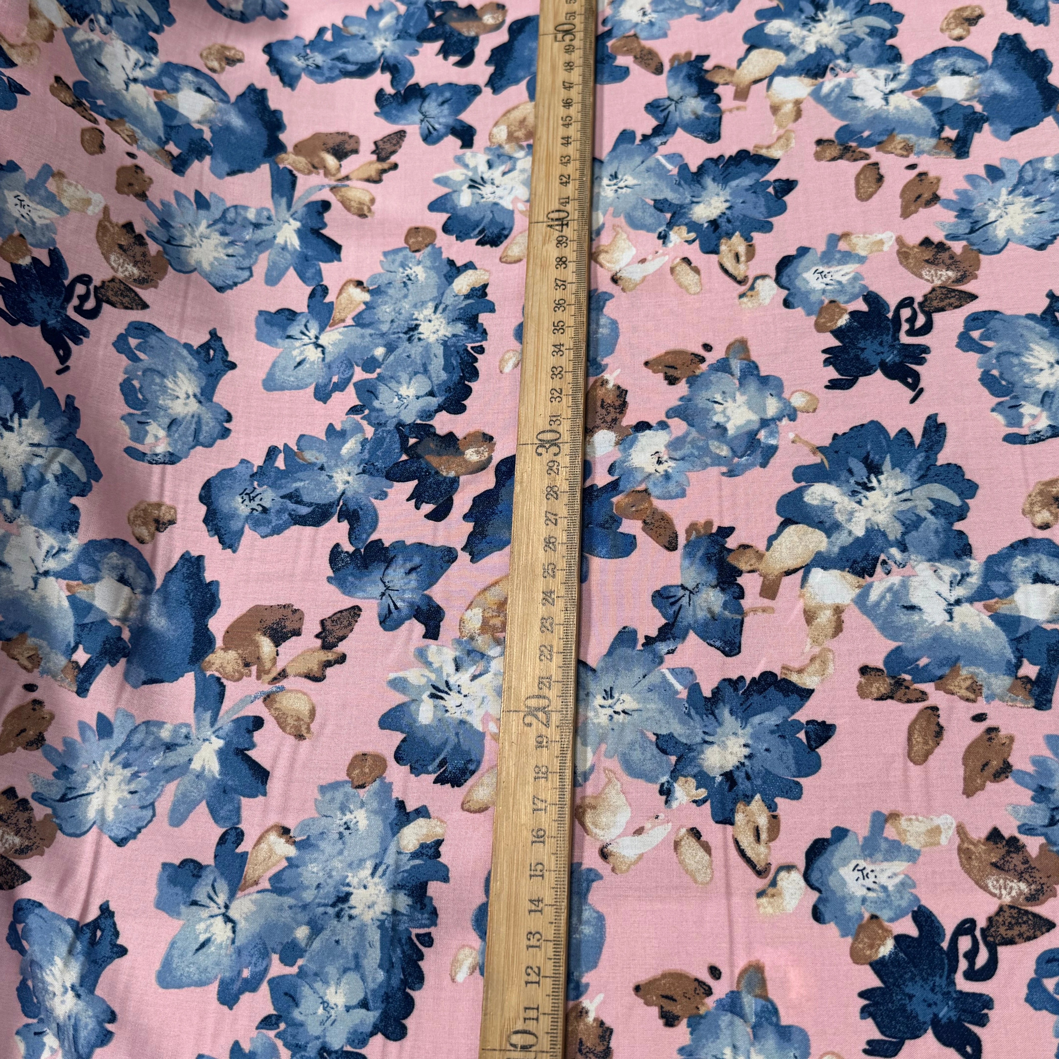 TISSU 100% VISCOSE IMPRIMÉ GROSSES BASES DE FLEURS FOND ROSE - My Little Coupon