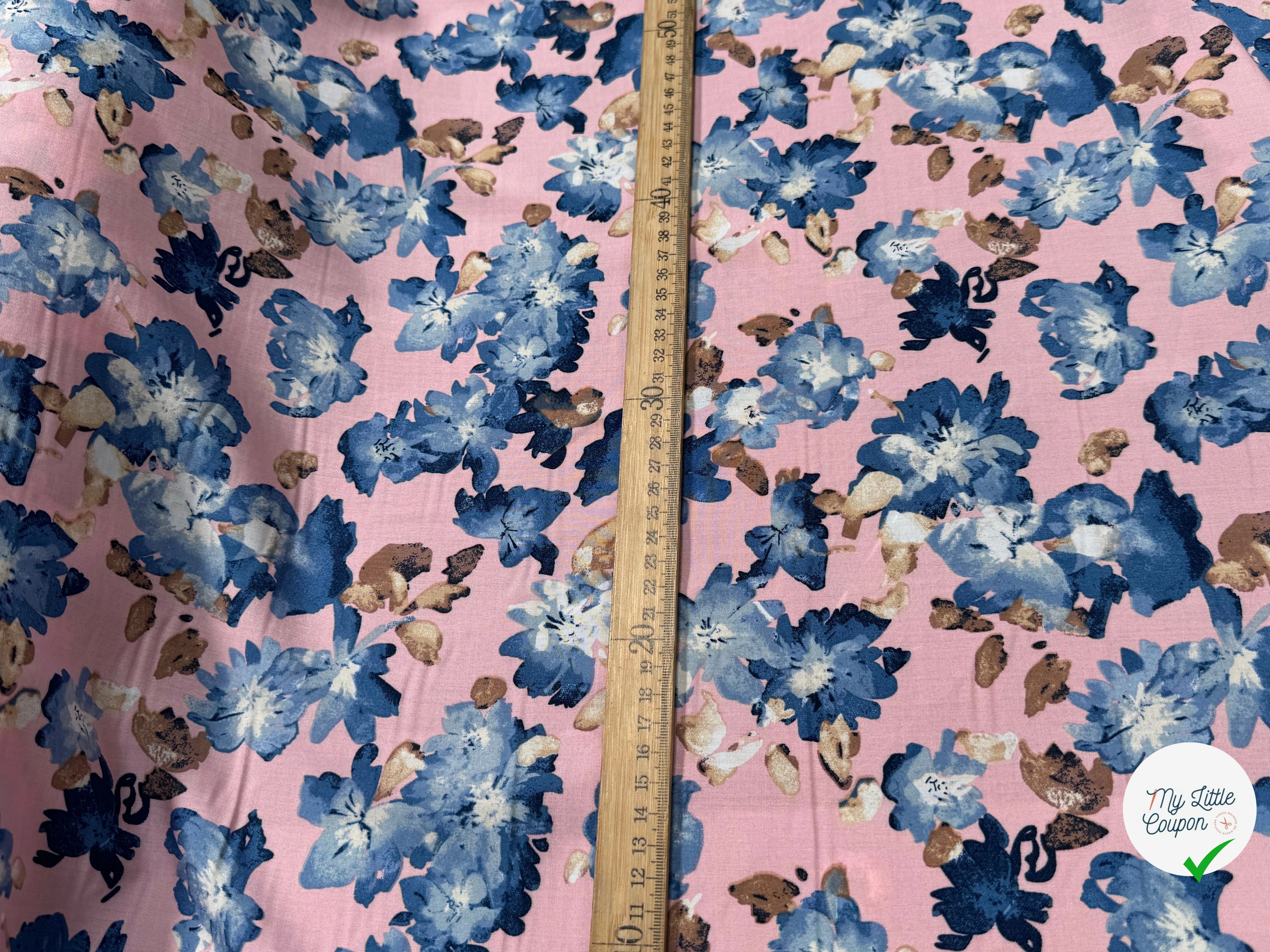 TISSU 100% VISCOSE IMPRIMÉ GROSSES BASES DE FLEURS FOND ROSE - My Little Coupon