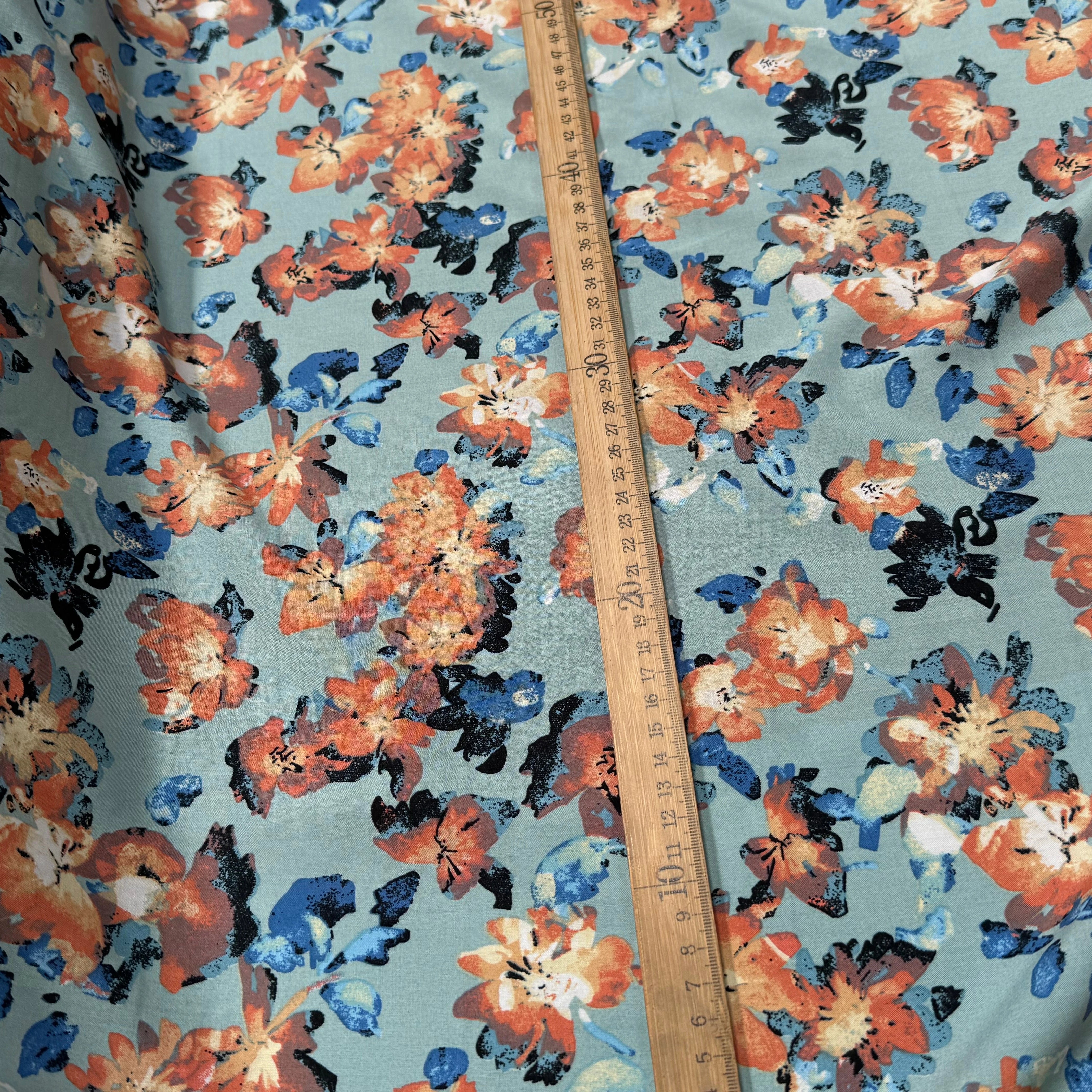 TISSU 100% VISCOSE IMPRIMÉ GROSSES BASES DE FLEURS FOND VERT D'EAU - My Little Coupon