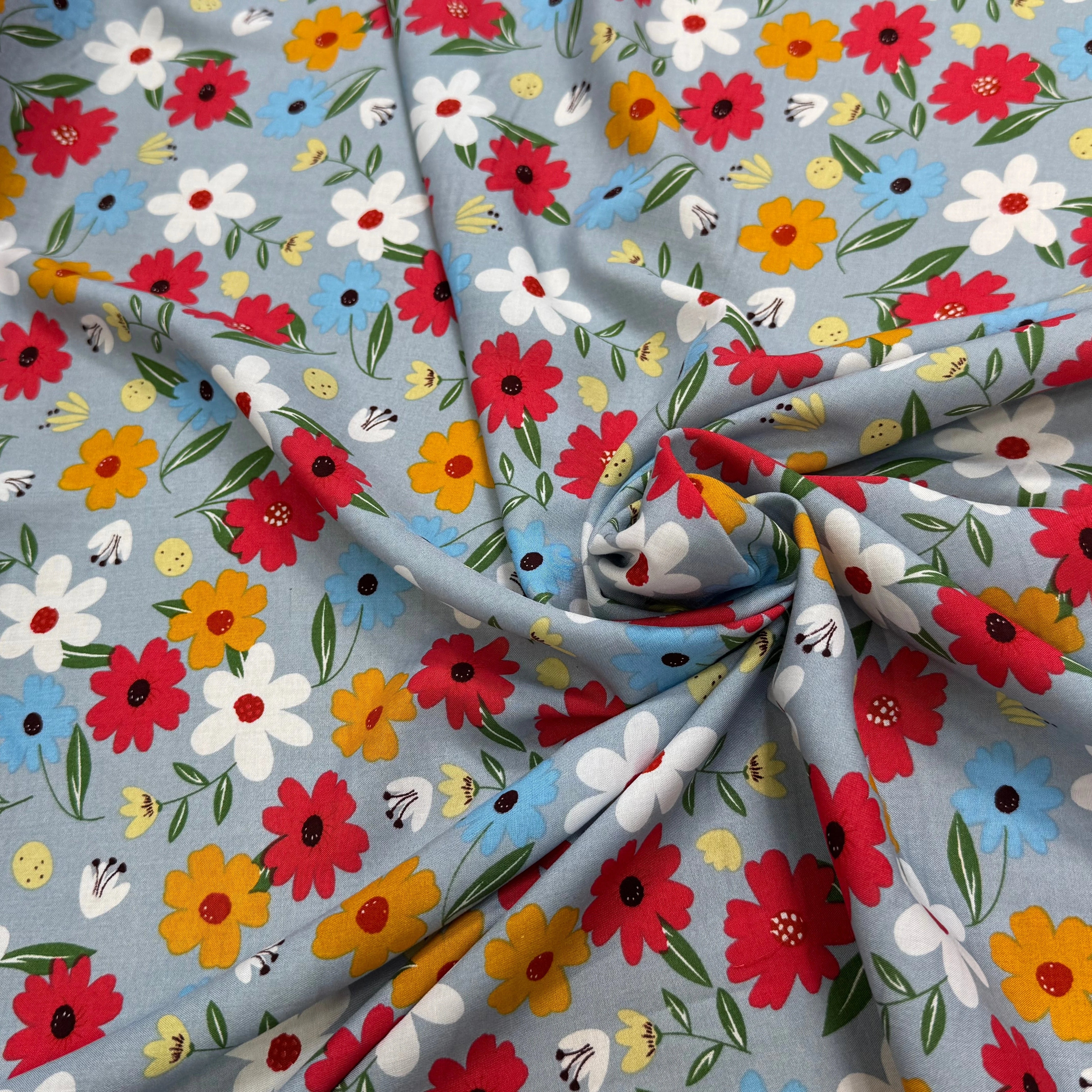 TISSU 100% VISCOSE IMPRIMÉ JOLIES FLEURS FOND GRIS BLEUTÉ - My Little Coupon