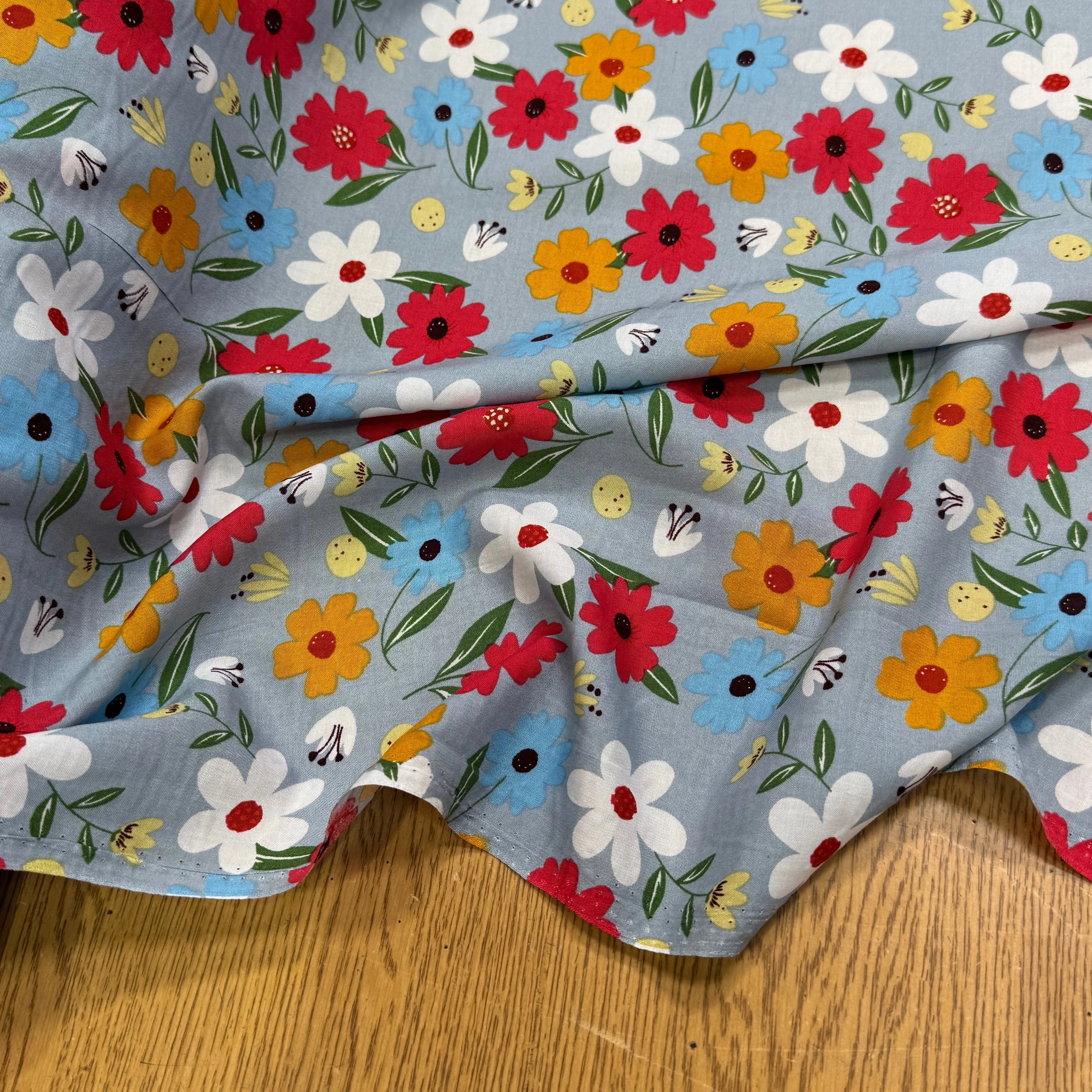 TISSU 100% VISCOSE IMPRIMÉ JOLIES FLEURS FOND GRIS BLEUTÉ - My Little Coupon