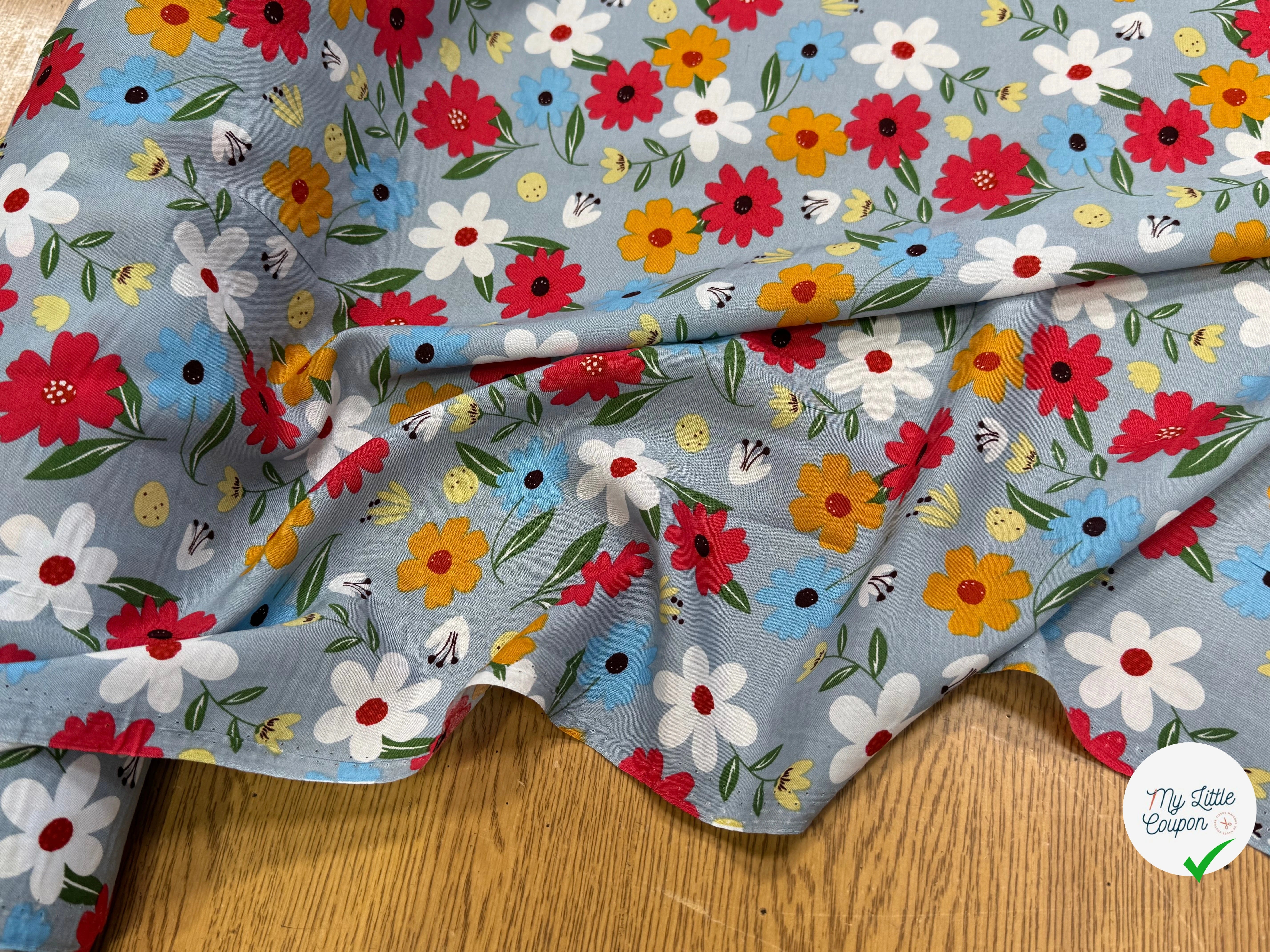 TISSU 100% VISCOSE IMPRIMÉ JOLIES FLEURS FOND GRIS BLEUTÉ - My Little Coupon