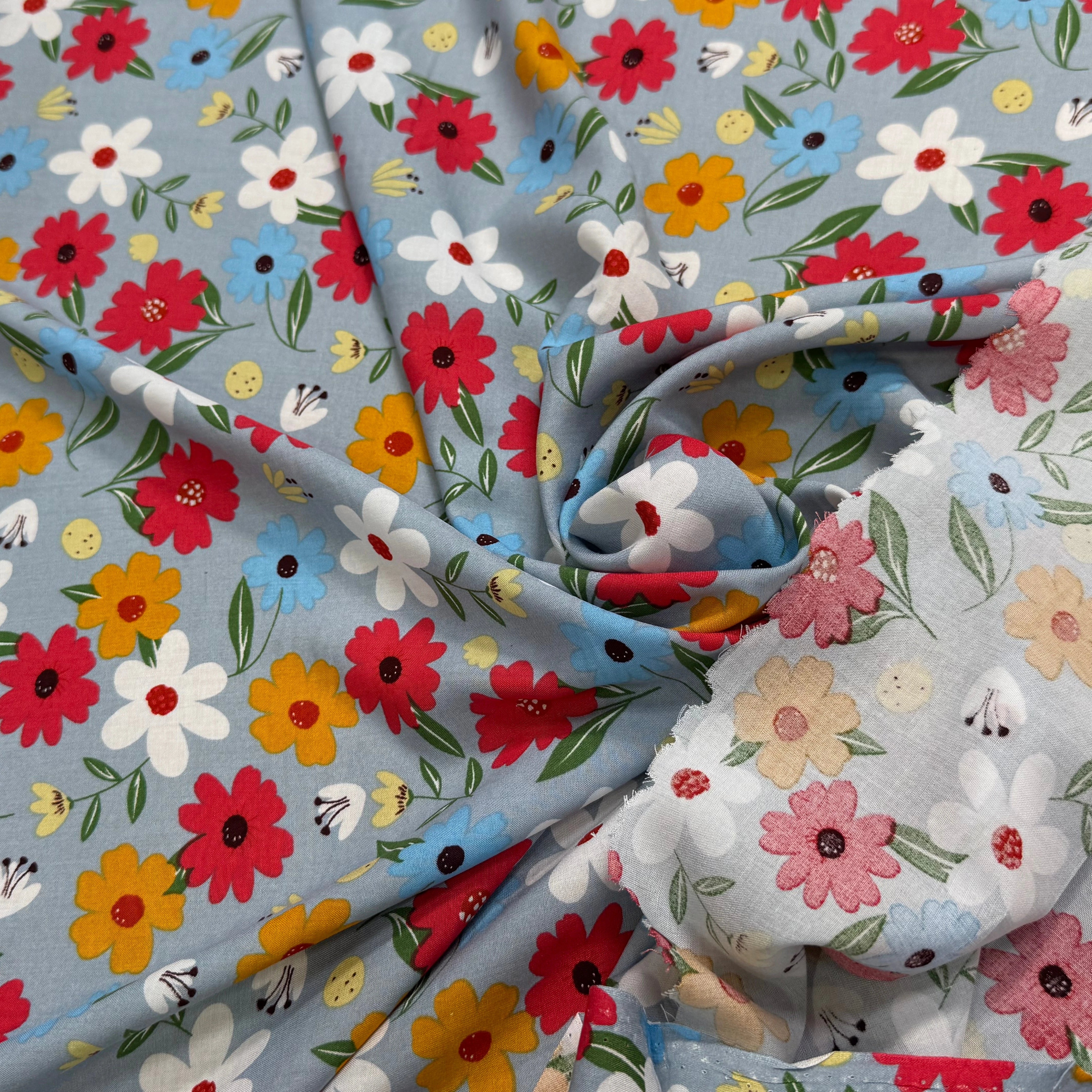 TISSU 100% VISCOSE IMPRIMÉ JOLIES FLEURS FOND GRIS BLEUTÉ - My Little Coupon