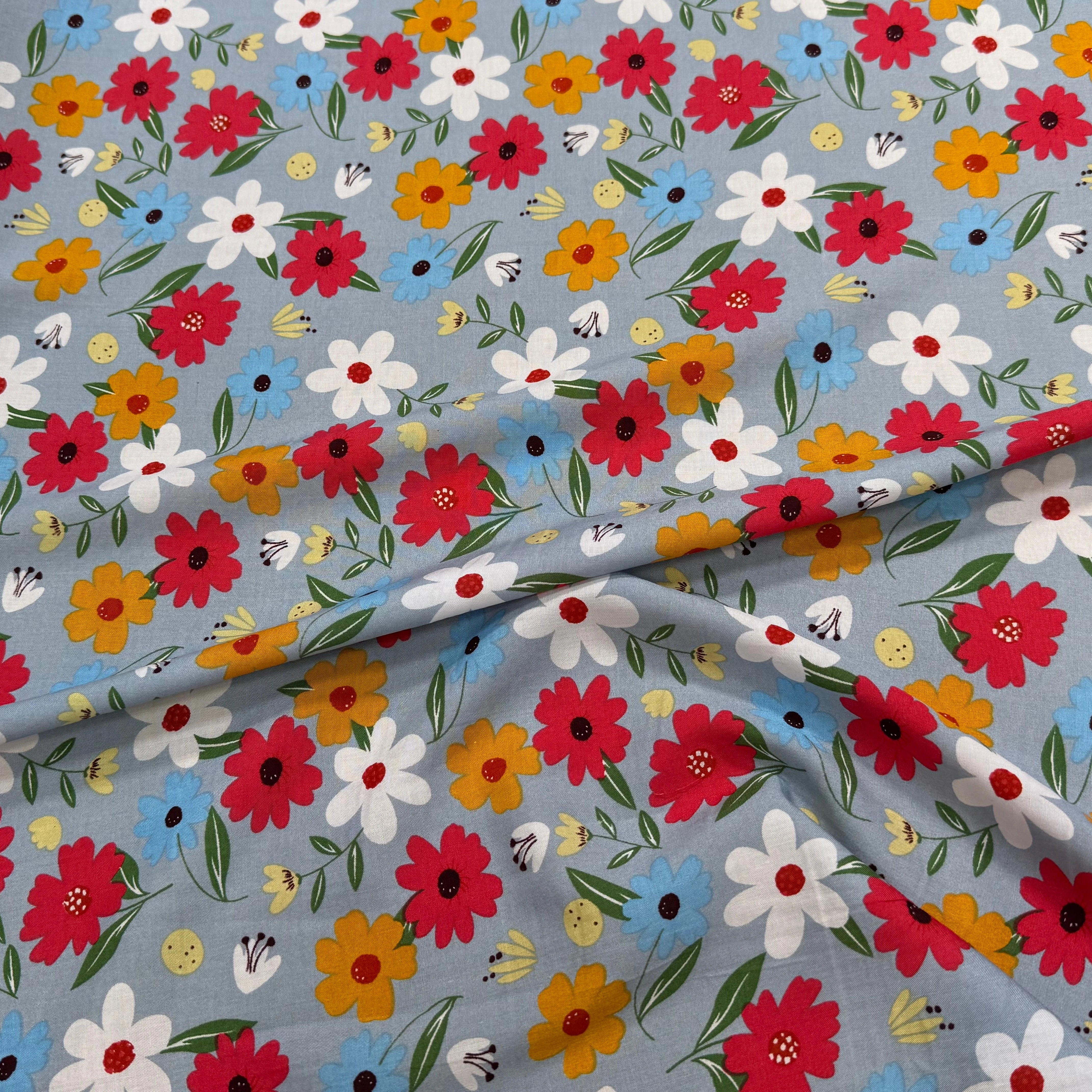 TISSU 100% VISCOSE IMPRIMÉ JOLIES FLEURS FOND GRIS BLEUTÉ - My Little Coupon