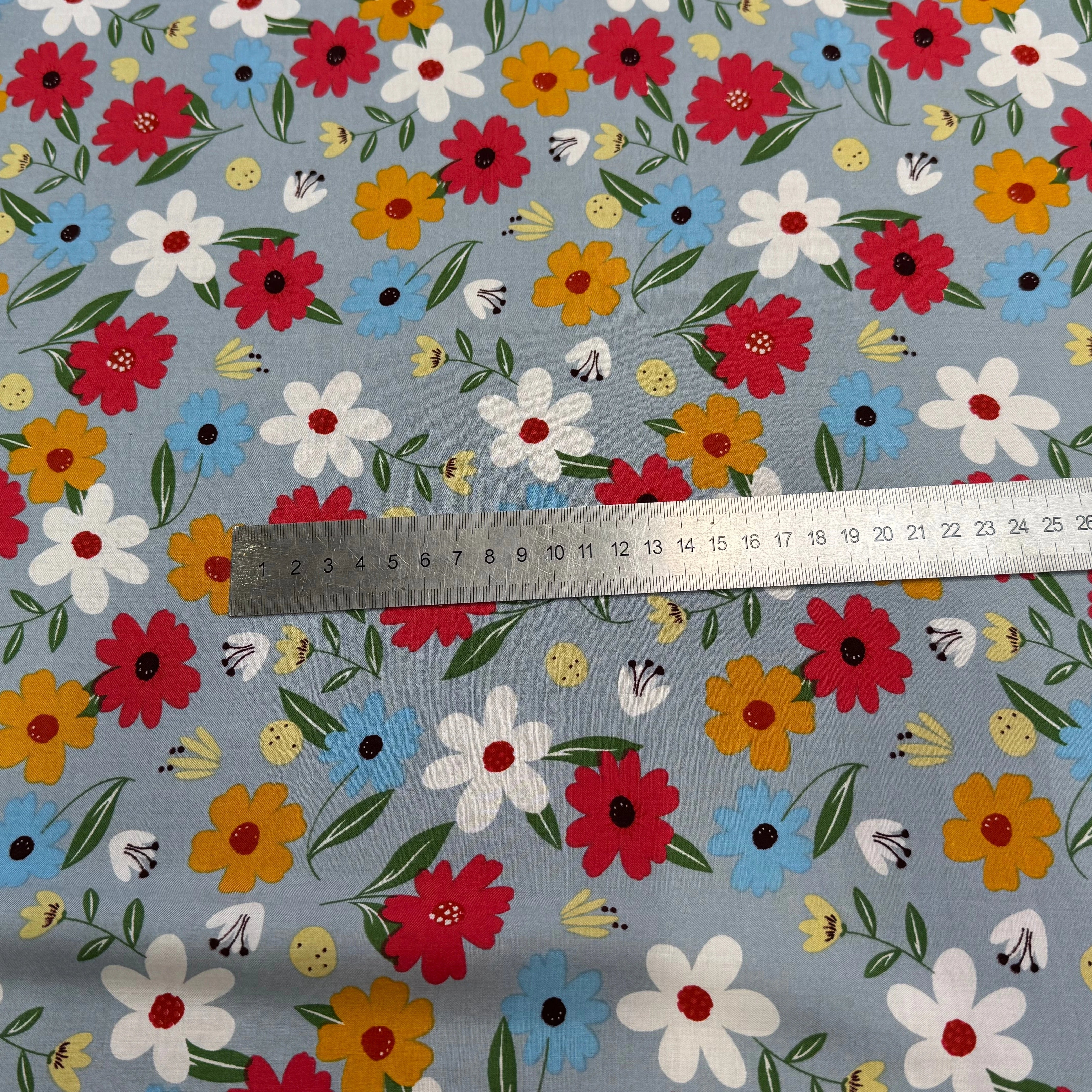 TISSU 100% VISCOSE IMPRIMÉ JOLIES FLEURS FOND GRIS BLEUTÉ - My Little Coupon