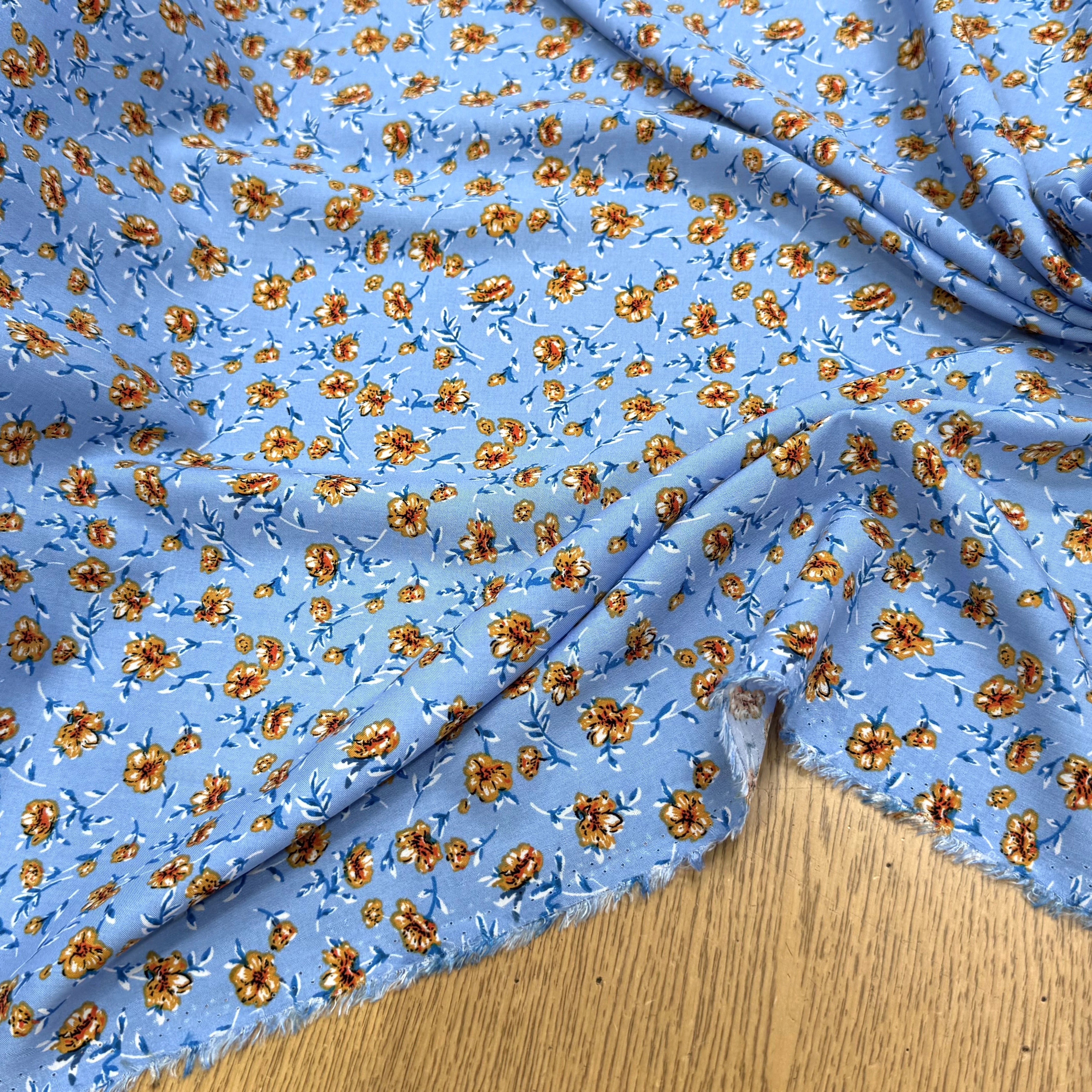 TISSU 100% VISCOSE IMPRIMÉ MINI FLEURS FOND BLEU CIEL - My Little Coupon