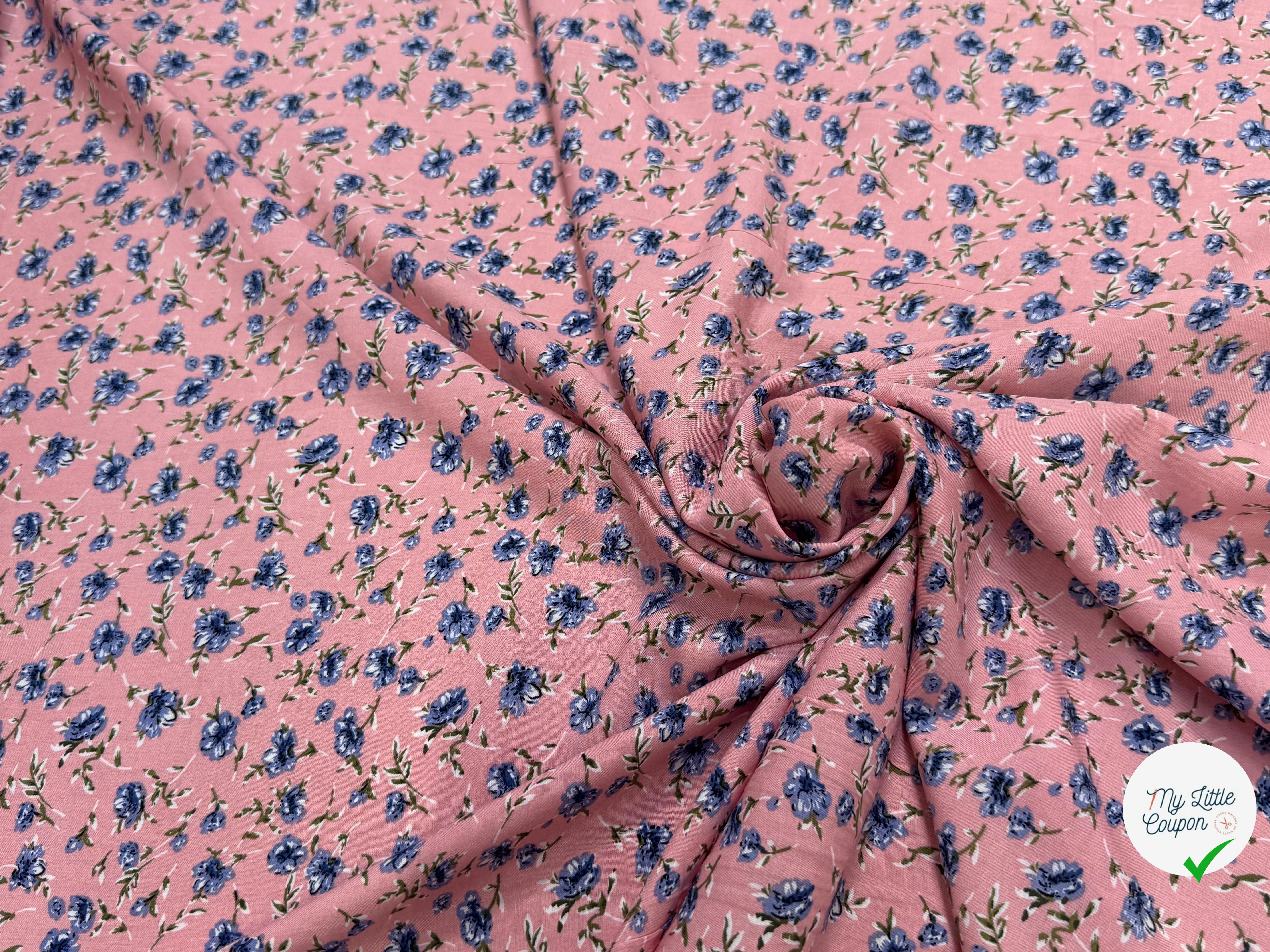 TISSU 100% VISCOSE IMPRIMÉ MINI FLEURS FOND BLEU ROSE - My Little Coupon