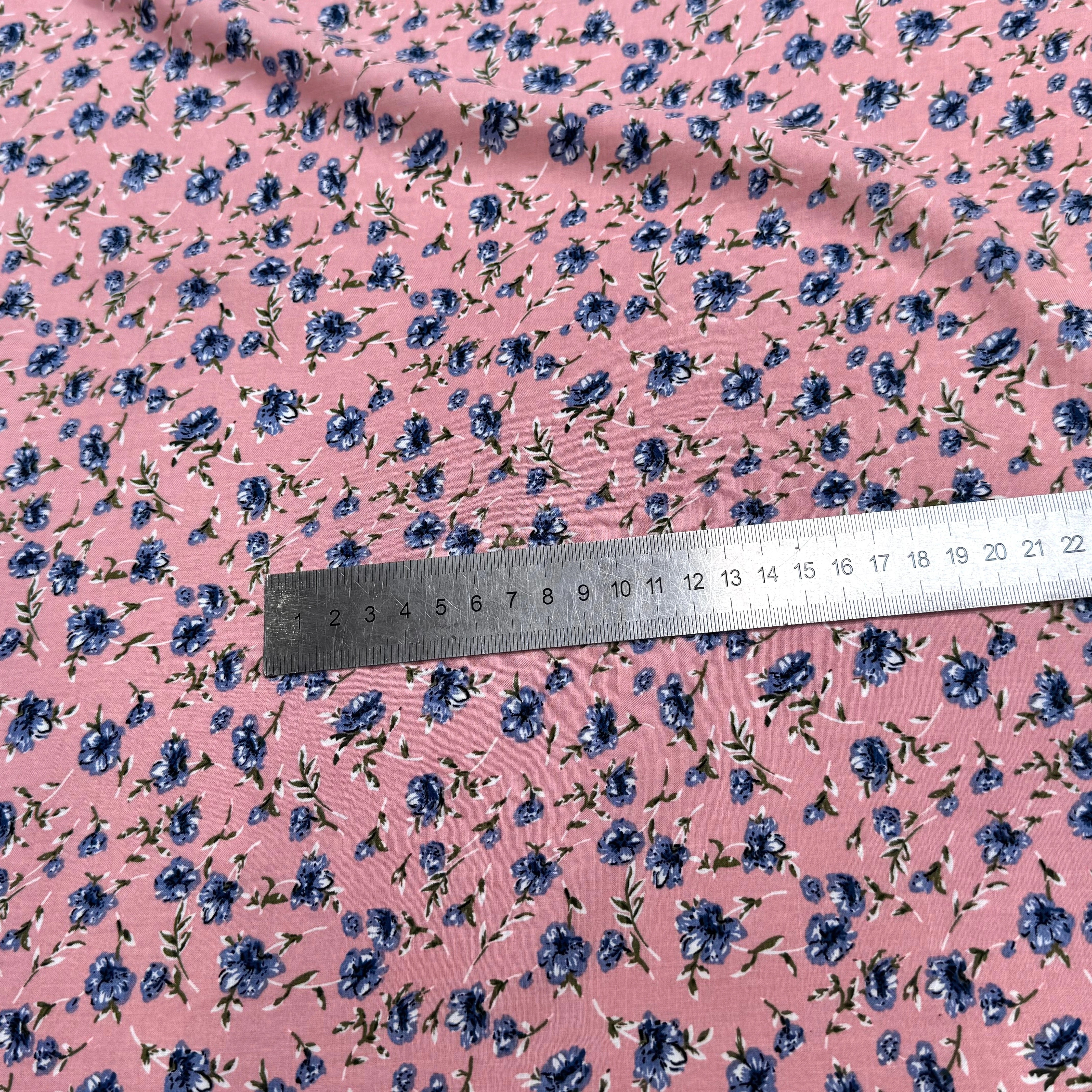 TISSU 100% VISCOSE IMPRIMÉ MINI FLEURS FOND BLEU ROSE - My Little Coupon