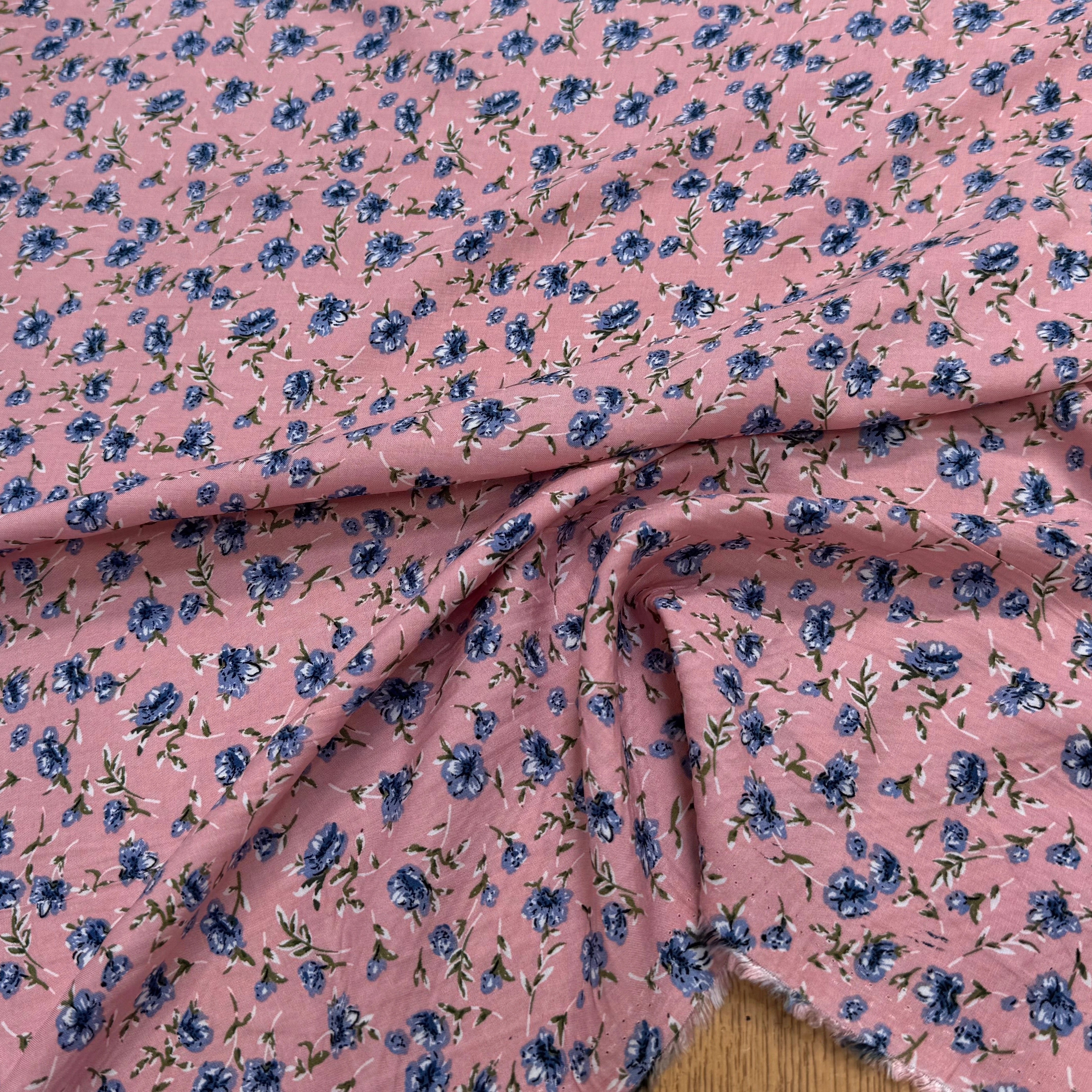 TISSU 100% VISCOSE IMPRIMÉ MINI FLEURS FOND BLEU ROSE - My Little Coupon
