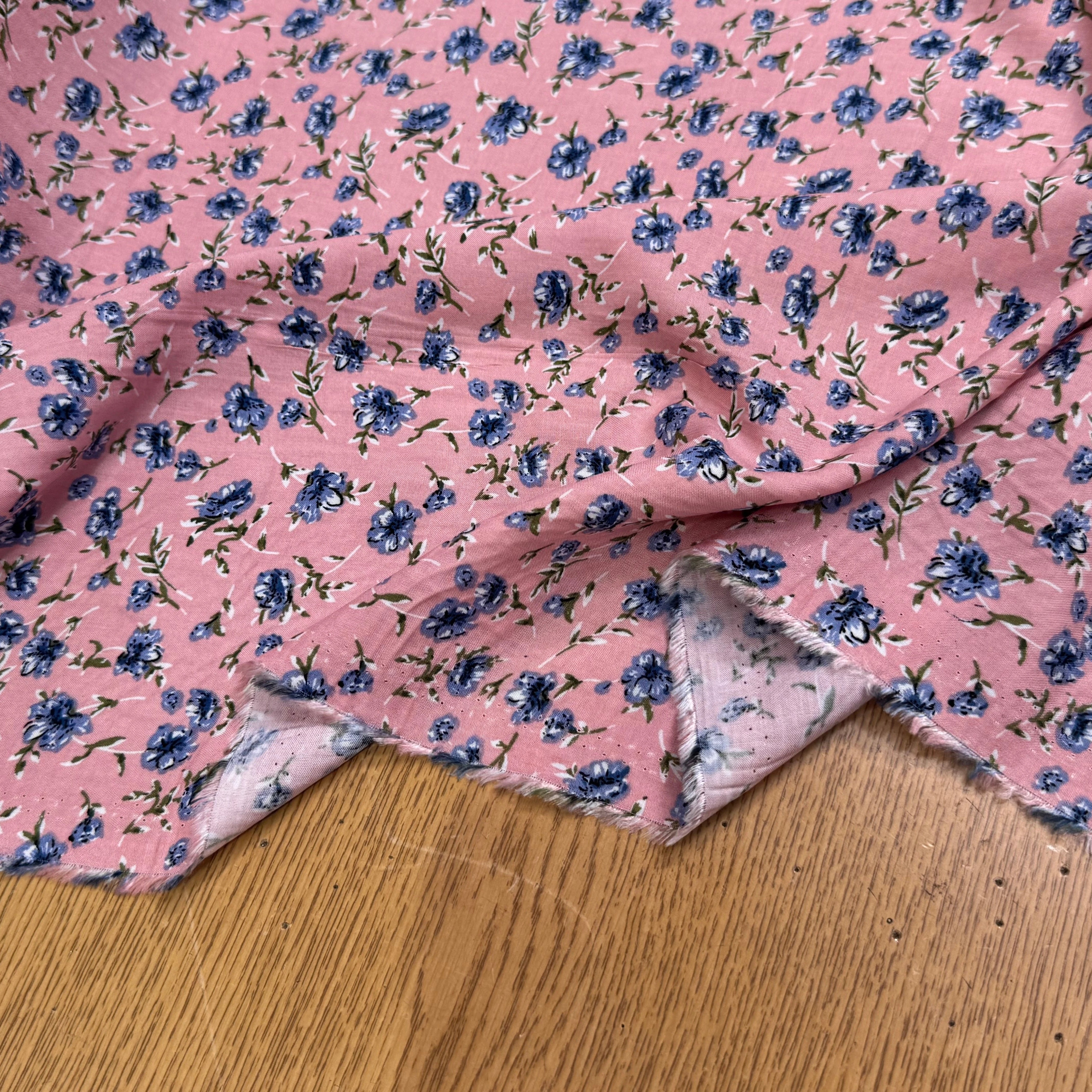 TISSU 100% VISCOSE IMPRIMÉ MINI FLEURS FOND BLEU ROSE - My Little Coupon