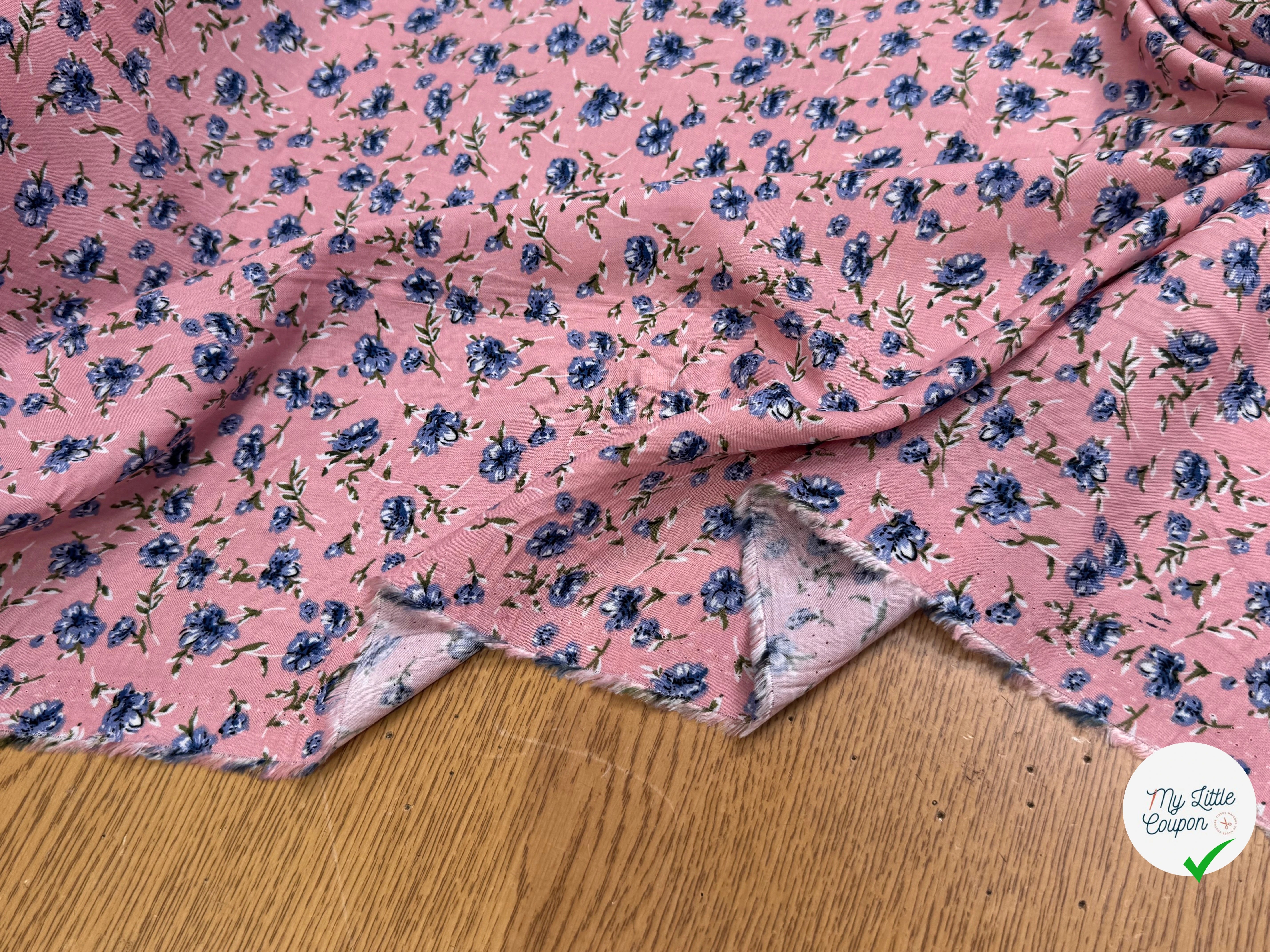 TISSU 100% VISCOSE IMPRIMÉ MINI FLEURS FOND BLEU ROSE - My Little Coupon