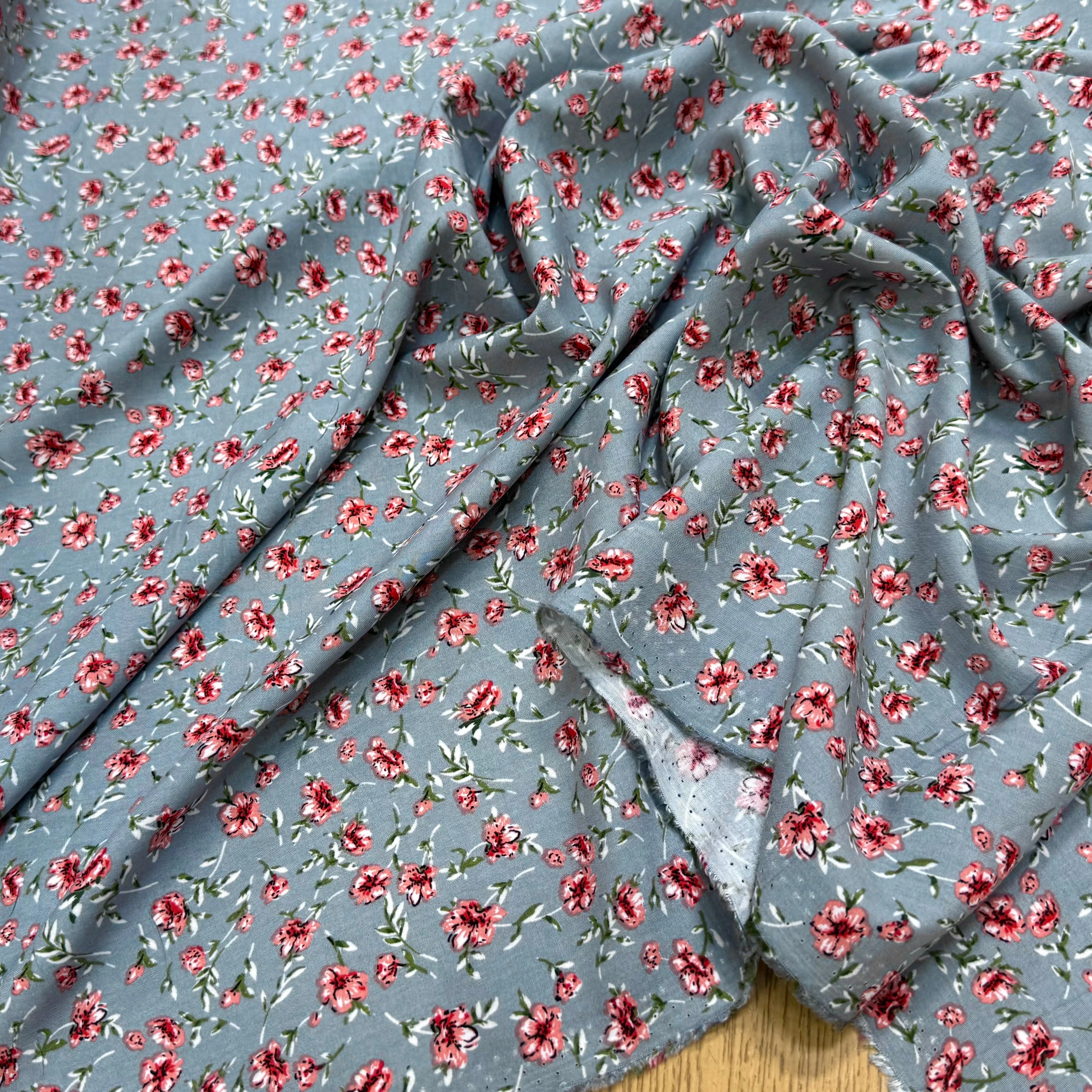 TISSU 100% VISCOSE IMPRIMÉ MINI FLEURS FOND GRIS - My Little Coupon