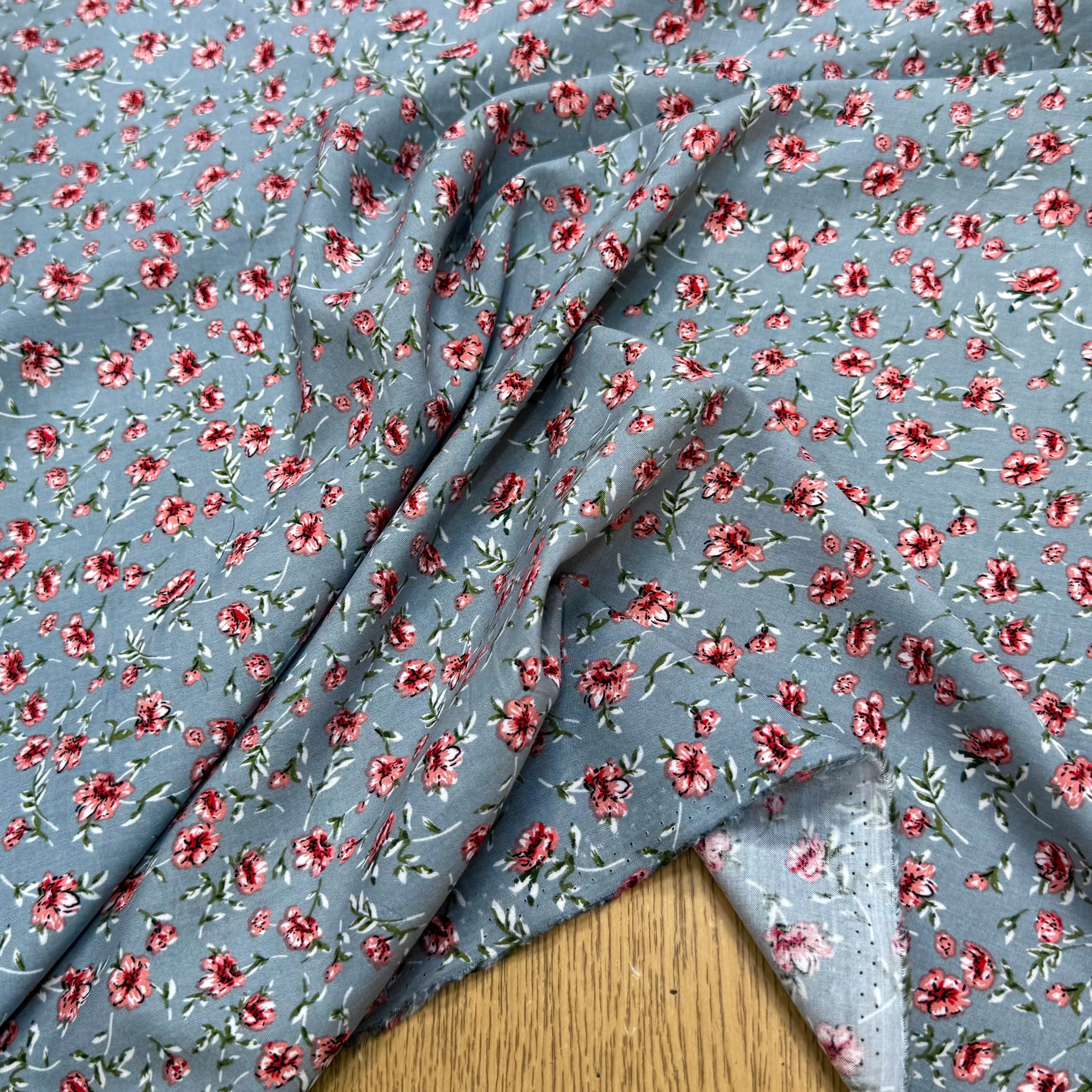 TISSU 100% VISCOSE IMPRIMÉ MINI FLEURS FOND GRIS - My Little Coupon