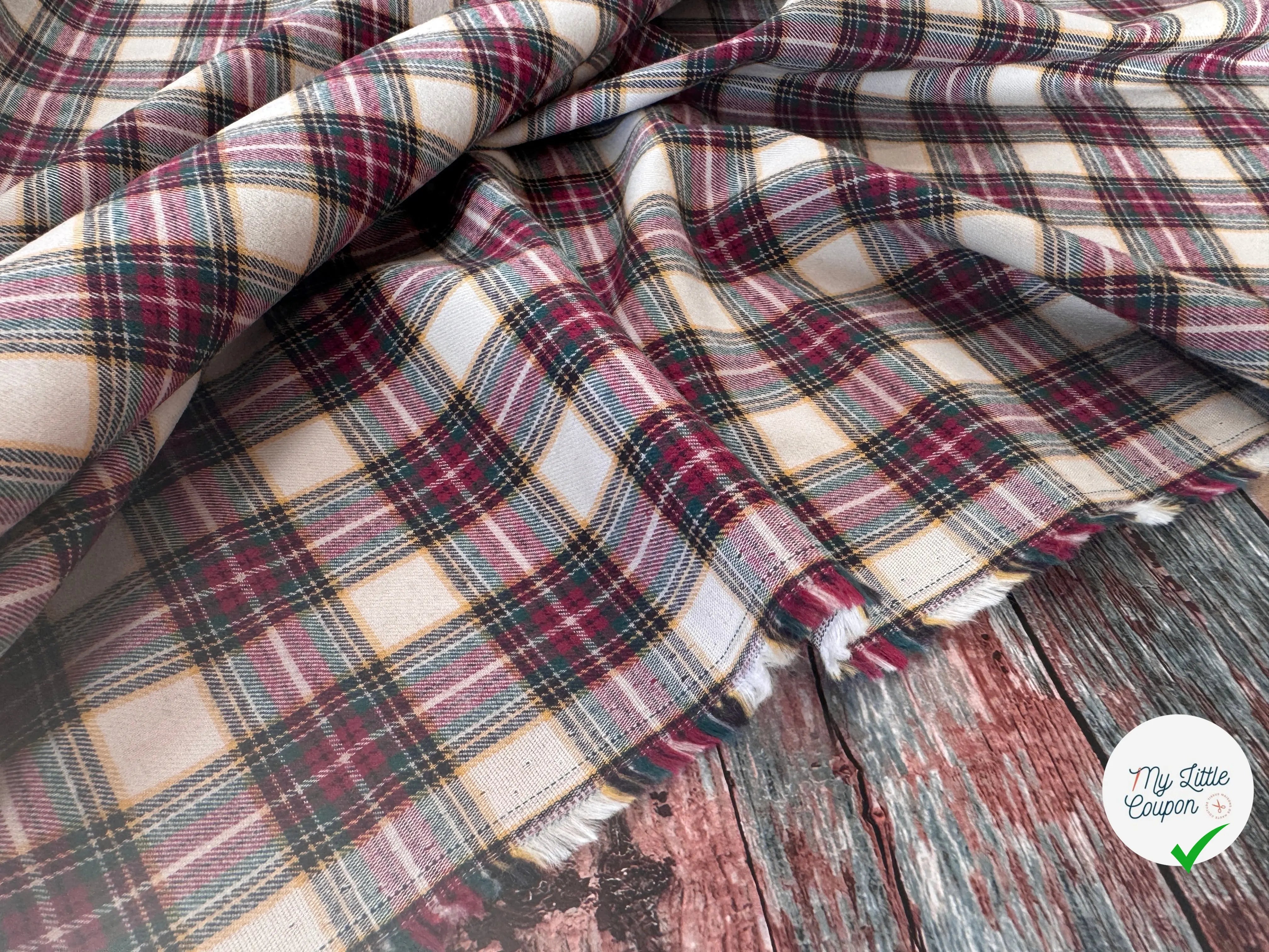 TISSU CHEMISE FLANELLETTE DUVETEUSE TRAPPEUR CARREAUX ROUGE VERT FOND CREME - My Little Coupon