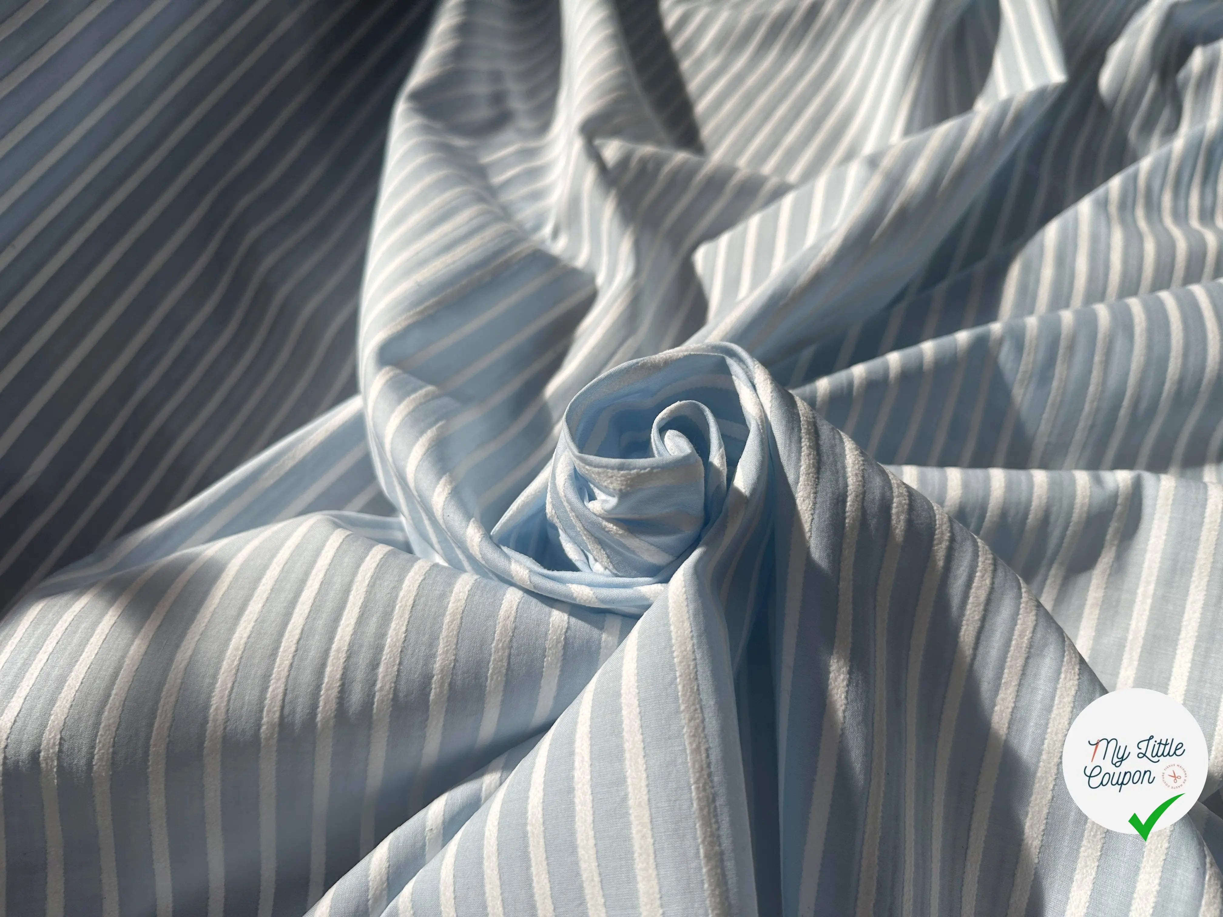 TISSU COTON BLEU CIEL À RAYURES DUVETEUSES - My Little Coupon