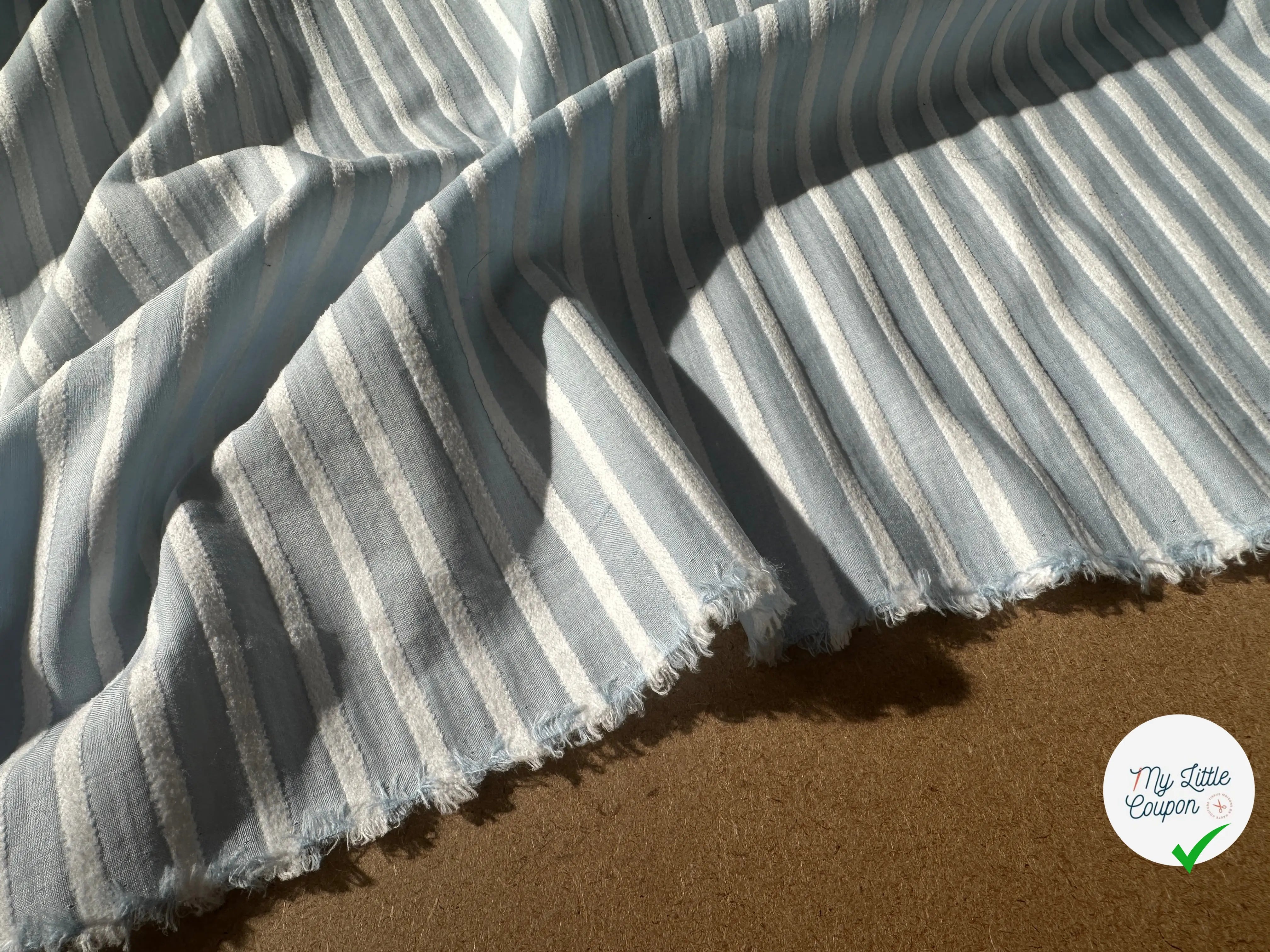 TISSU COTON BLEU CIEL À RAYURES DUVETEUSES - My Little Coupon
