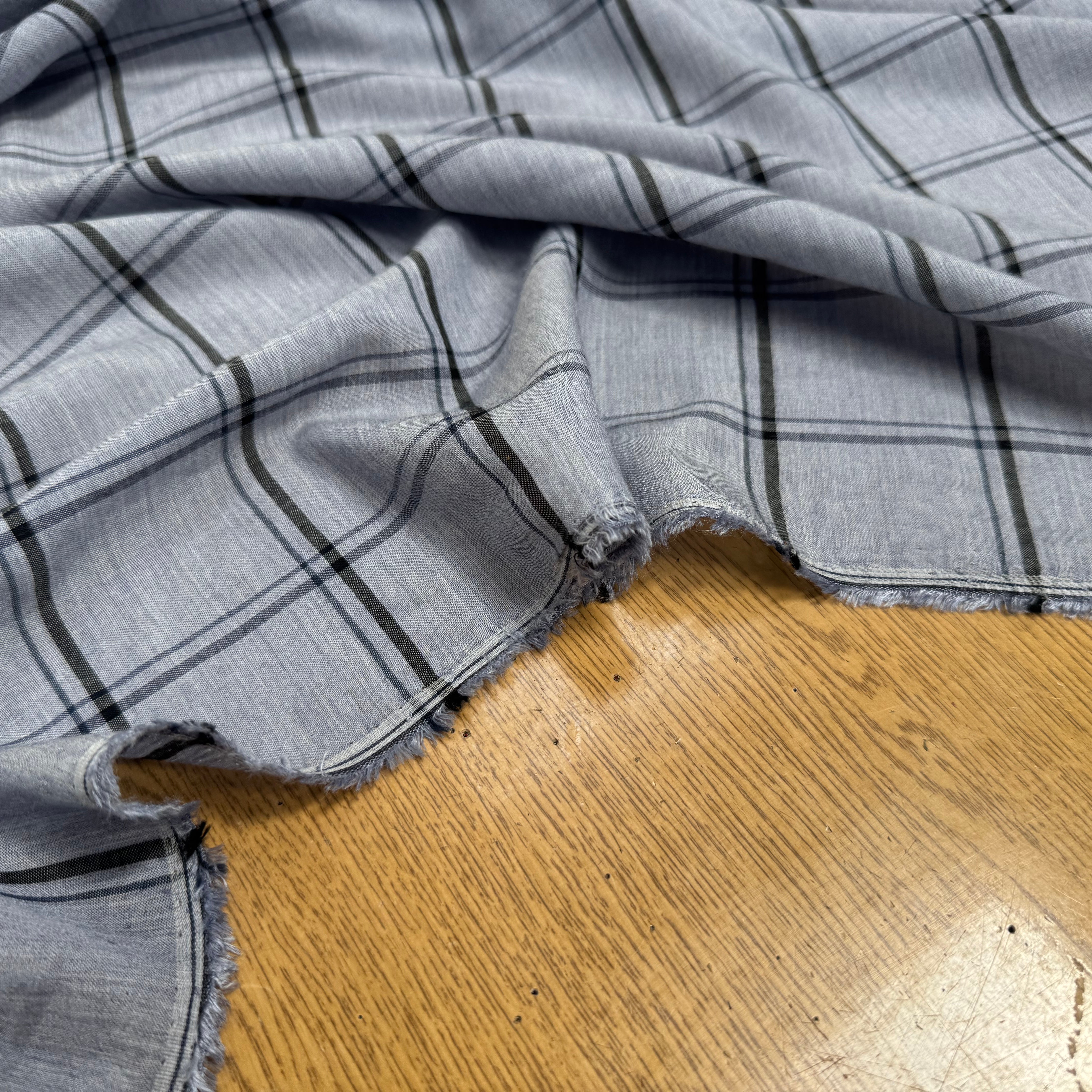 TISSU COTON CHEMISE FOND GRIS MOTIFS CARREAUX GRIS FONCÉ ULRTA DOUX - My Little Coupon