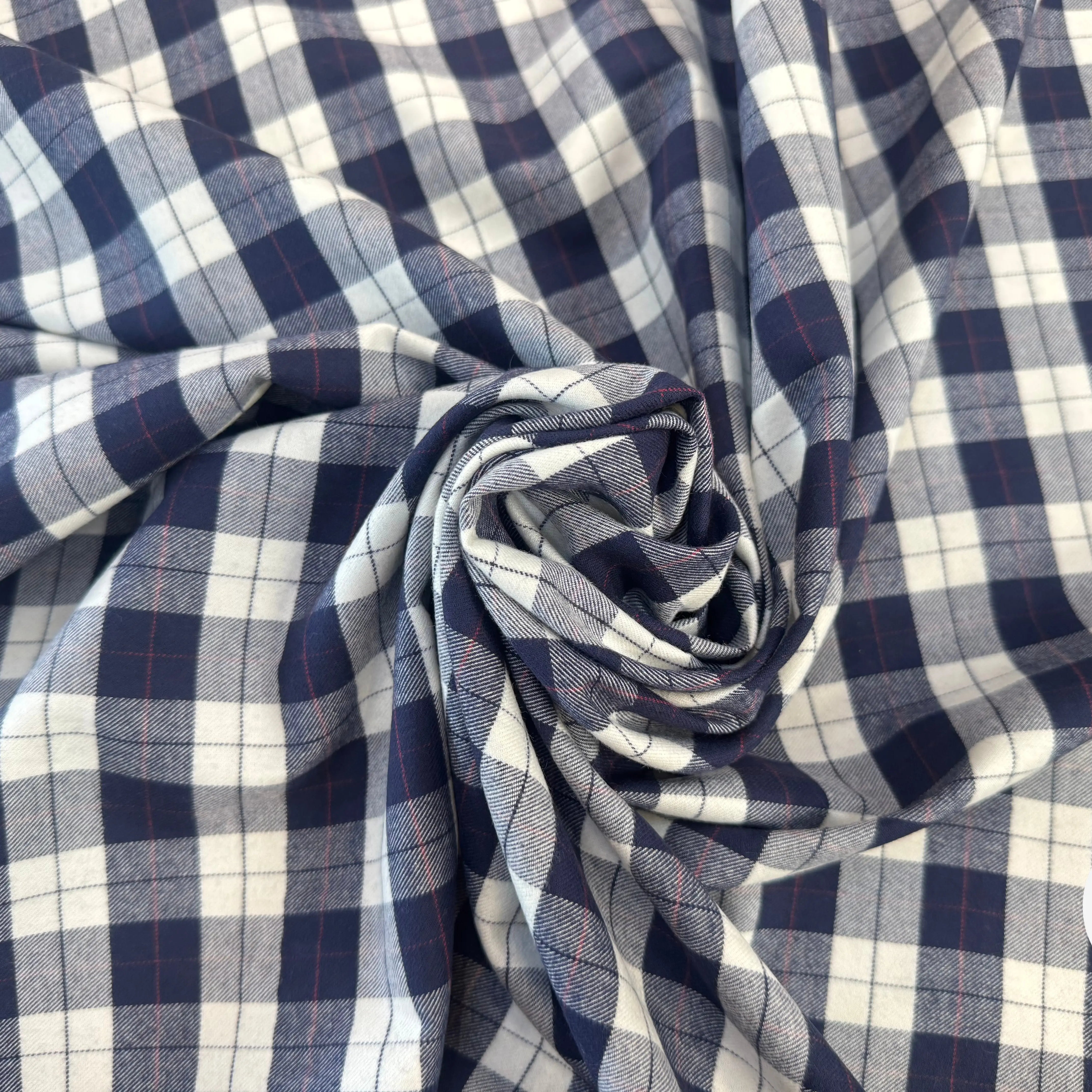 TISSU COTON TRAPPEUR A MOTIFS CARREAUX BLEU NAVY ET LIGNES ROUGE - My Little Coupon