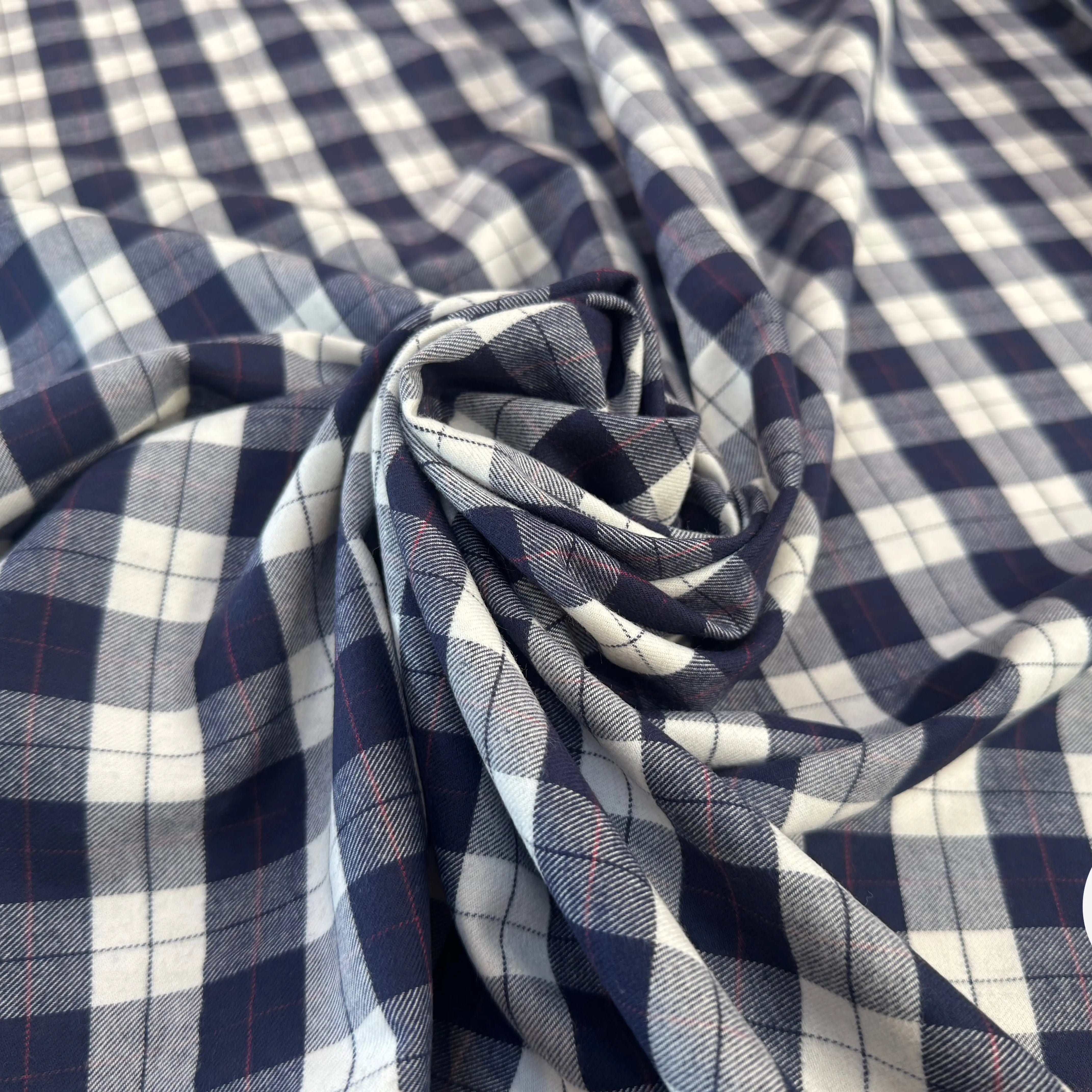 TISSU COTON TRAPPEUR A MOTIFS CARREAUX BLEU NAVY ET LIGNES ROUGE - My Little Coupon