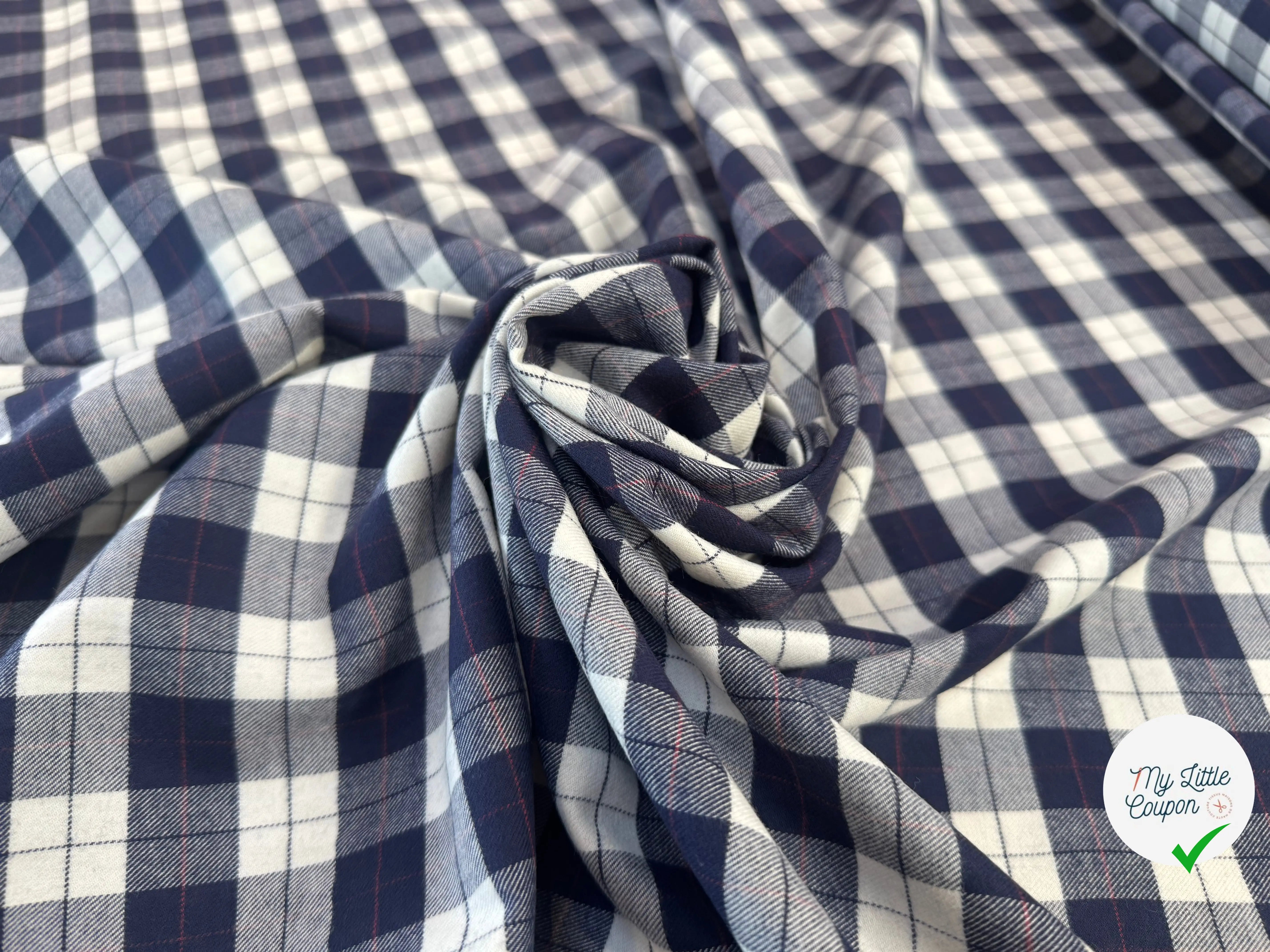 TISSU COTON TRAPPEUR A MOTIFS CARREAUX BLEU NAVY ET LIGNES ROUGE - My Little Coupon