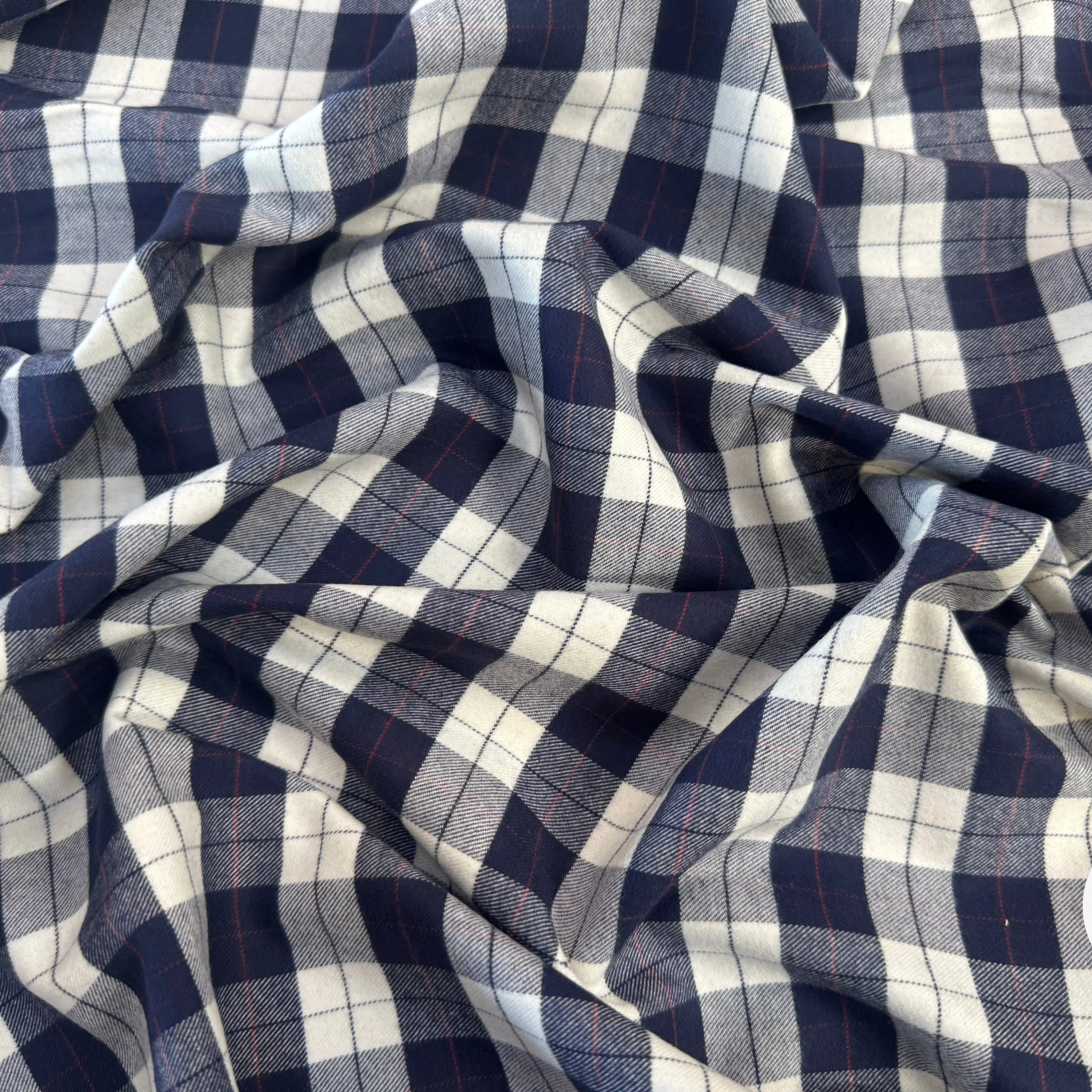 TISSU COTON TRAPPEUR A MOTIFS CARREAUX BLEU NAVY ET LIGNES ROUGE - My Little Coupon