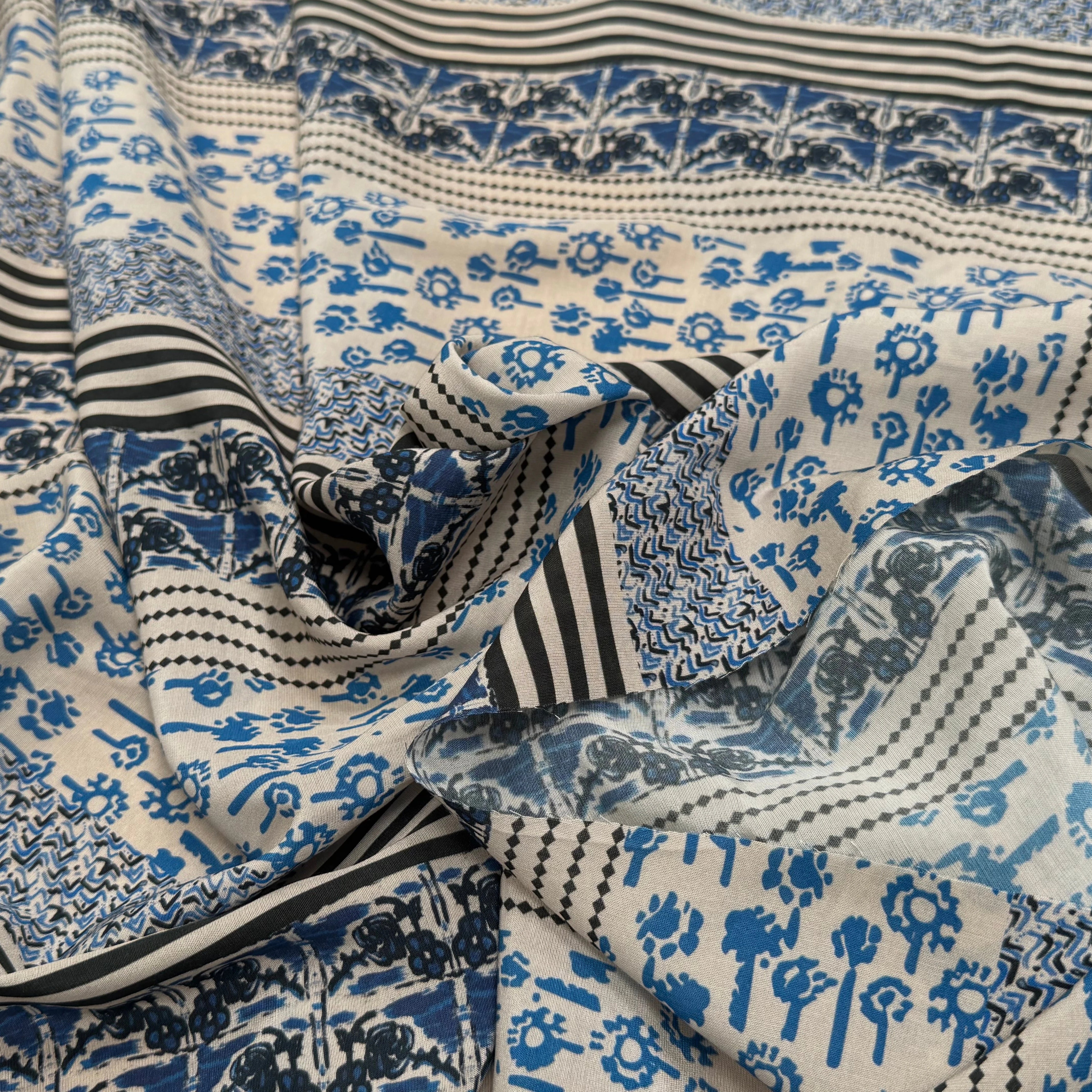 TISSU CRÊPE DE VISCOSE ÉCRU IMPRIMÉ POIS ET RAYURES BLEU TANGO QUEDUBLEU - My Little Coupon