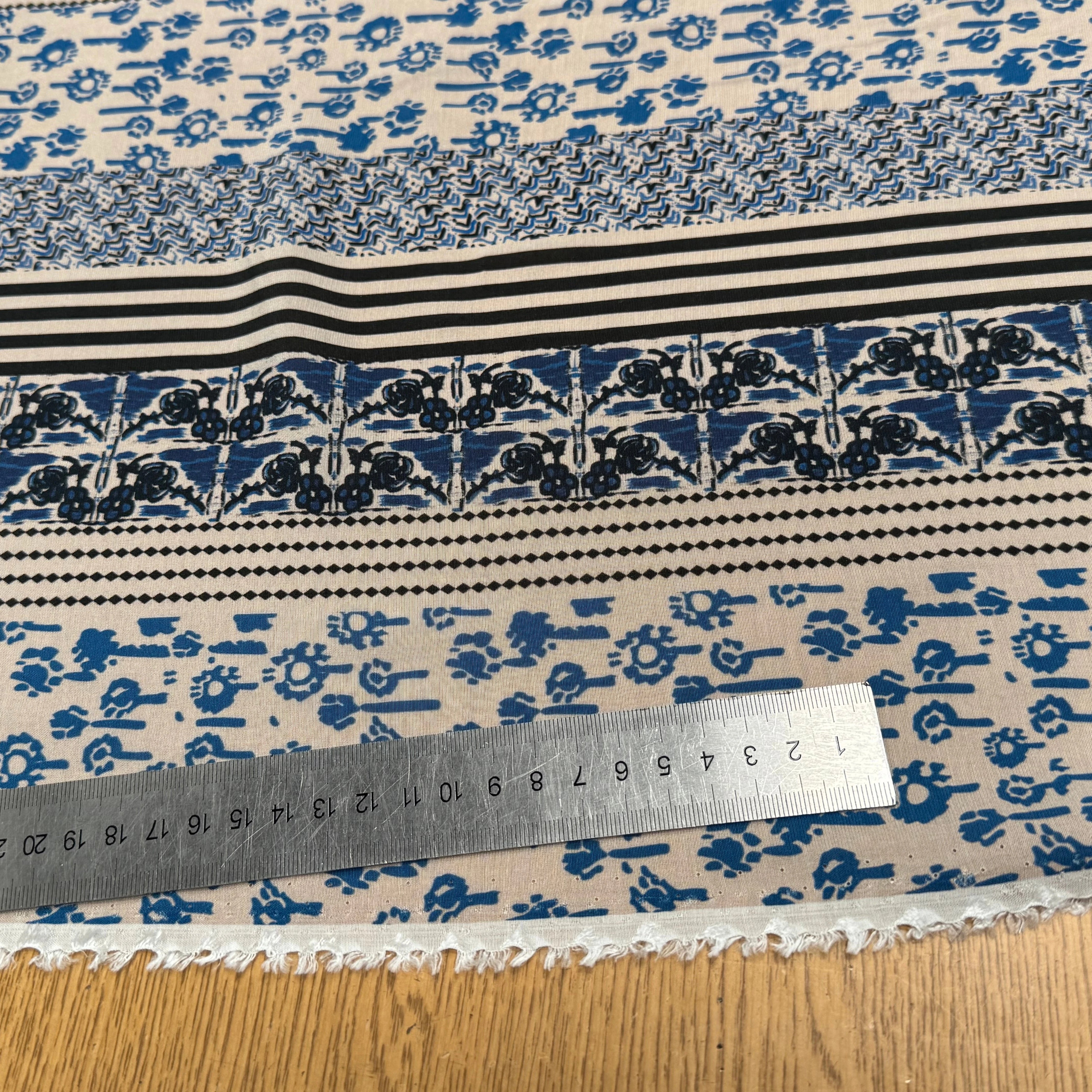 TISSU CRÊPE DE VISCOSE ÉCRU IMPRIMÉ POIS ET RAYURES BLEU TANGO QUEDUBLEU - My Little Coupon
