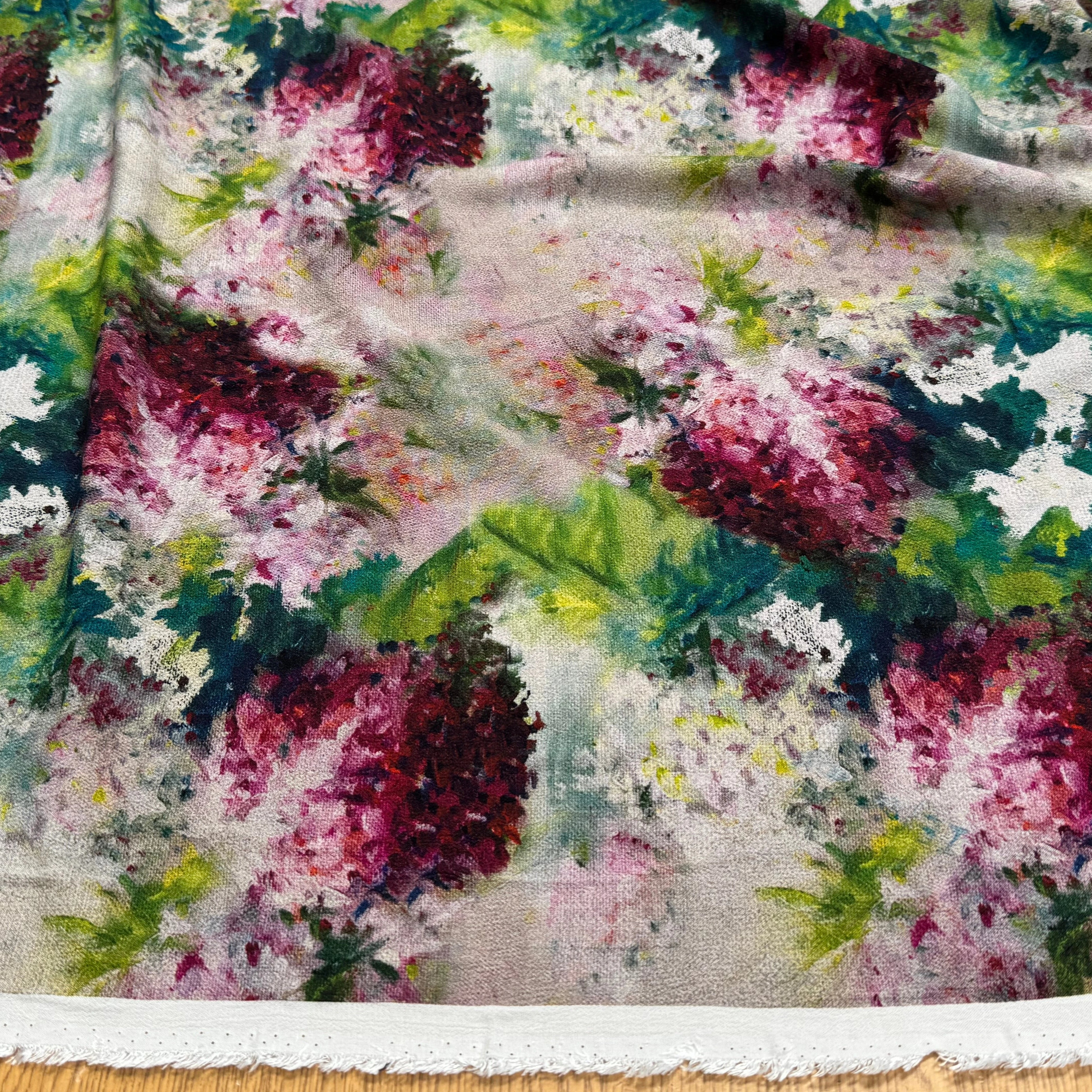 TISSU CRÊPE DE VISCOSE FLUIDE IMPRIMÉ FLORAL CANDY HORTENSIA - My Little Coupon
