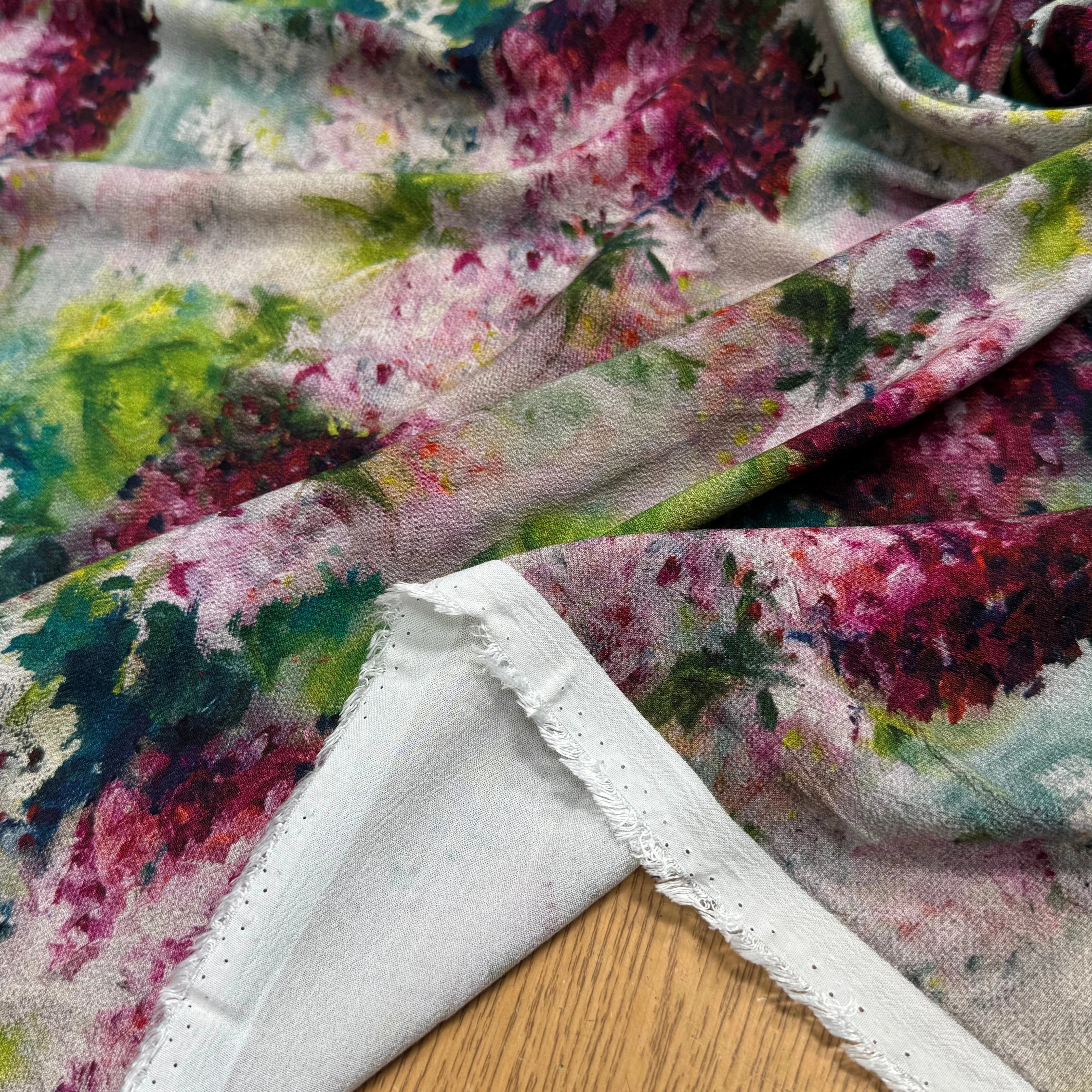 TISSU CRÊPE DE VISCOSE FLUIDE IMPRIMÉ FLORAL CANDY HORTENSIA - My Little Coupon