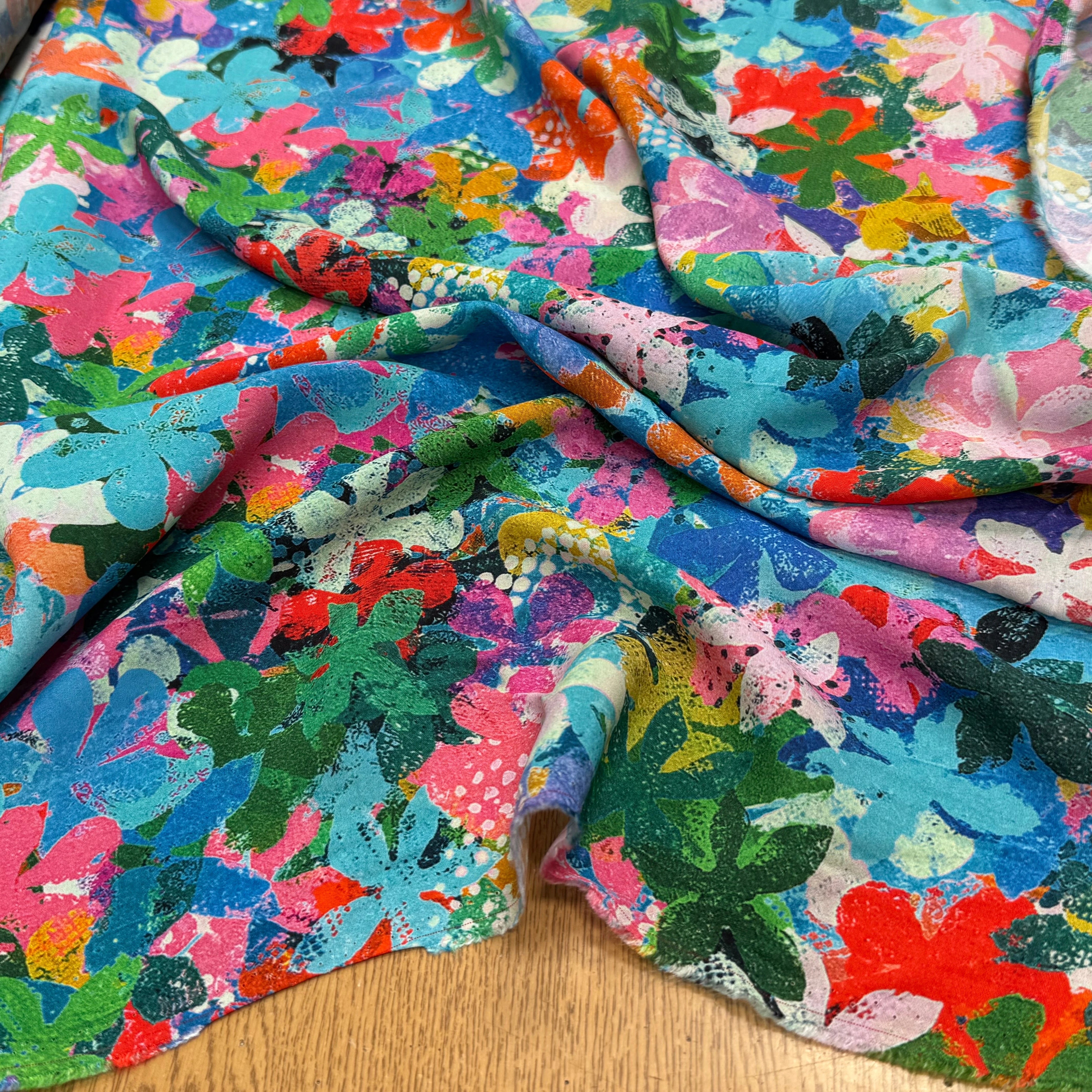 TISSU CRÊPE DE VISCOSE IMPRIMÉ FLORAL MULTICOLORE FANTASY POP - My Little Coupon