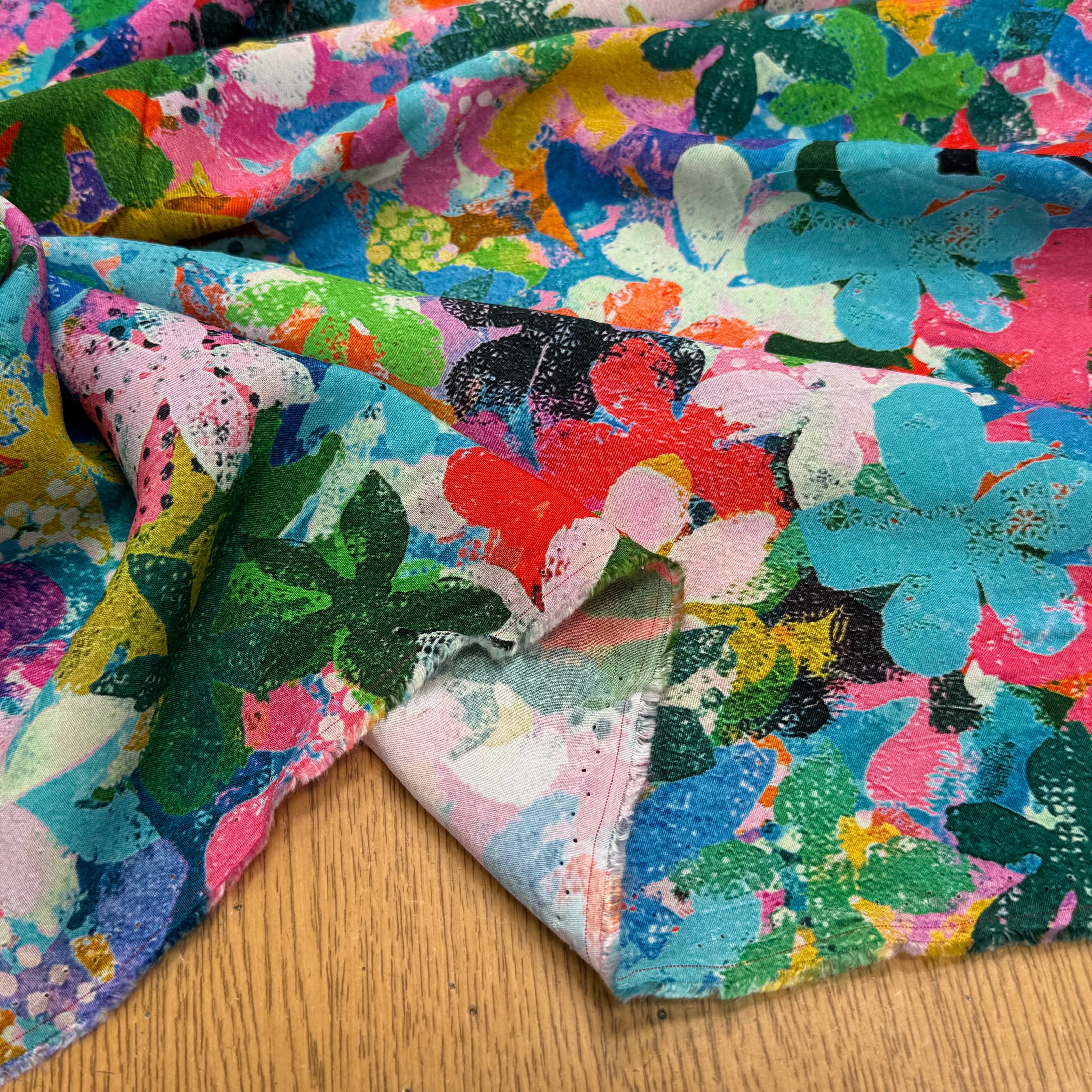 TISSU CRÊPE DE VISCOSE IMPRIMÉ FLORAL MULTICOLORE FANTASY POP - My Little Coupon